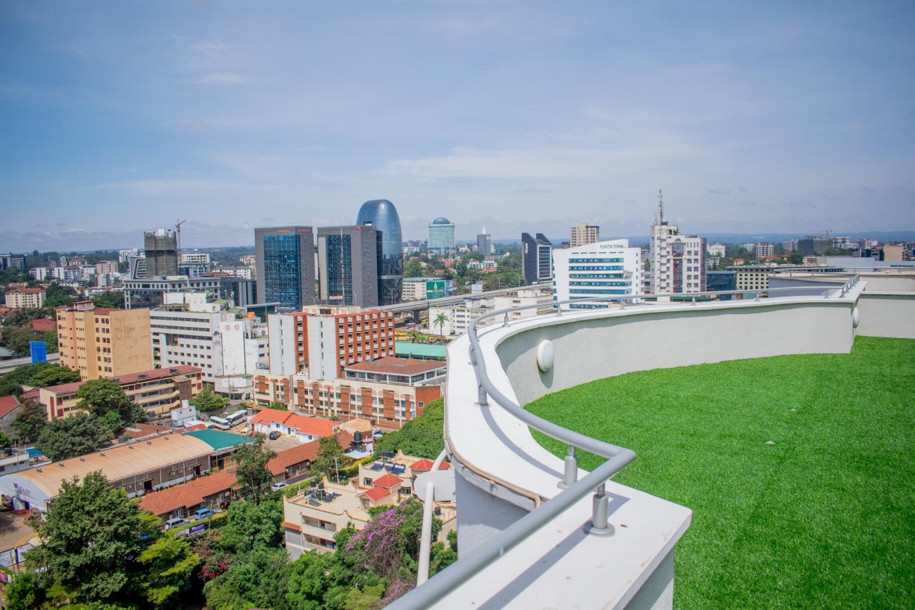 Capital M Luxury 1br by BednBeyond Eagle Westlands Nairobi with a Pool and City View