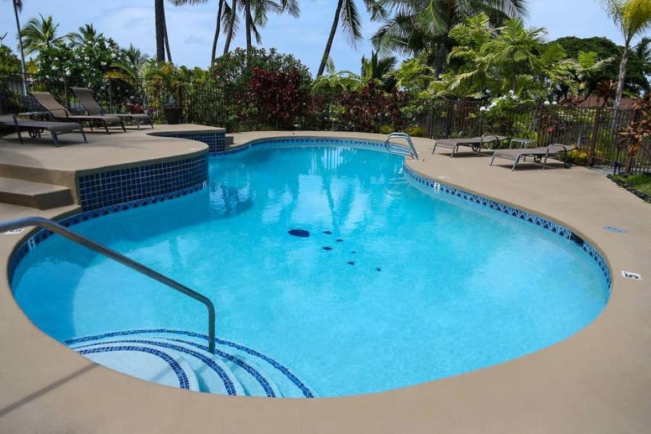 Upgraded Chic Condo with Lush Gardens view 4