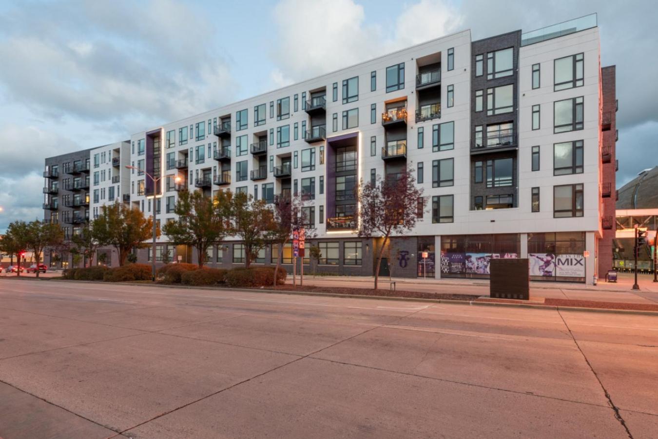 Modern Studio Apt with Rooftop, Gym, and Parking view 3