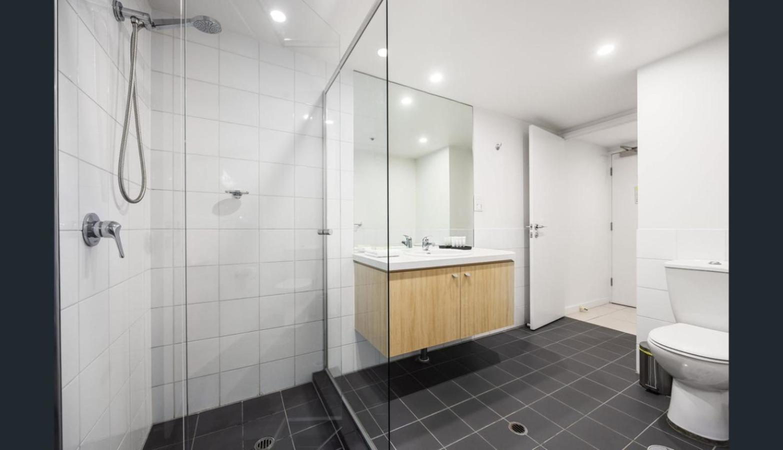 Happy BNB deluxe suit in adelaide CBD