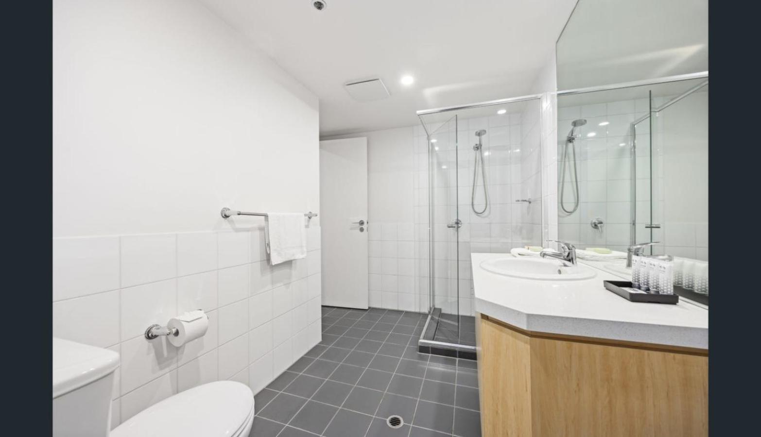 Happy BNB deluxe suit in adelaide CBD