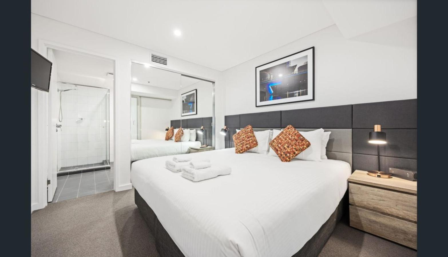 Happy BNB deluxe suit in adelaide CBD