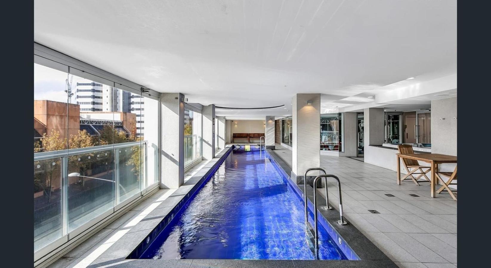 Happy BNB deluxe suit in adelaide CBD