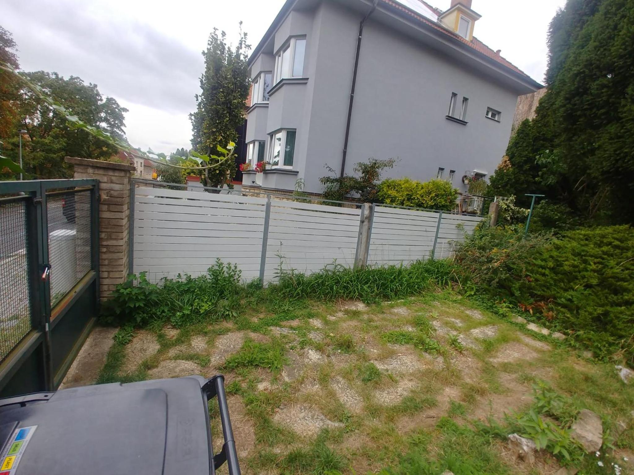 Apartment in house with private parking and garden