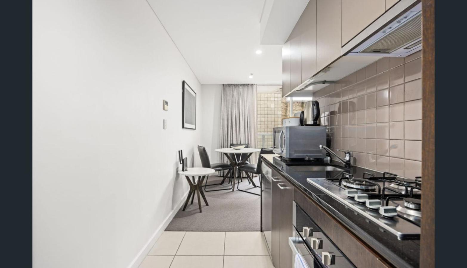 Happy BNB deluxe suit in adelaide CBD