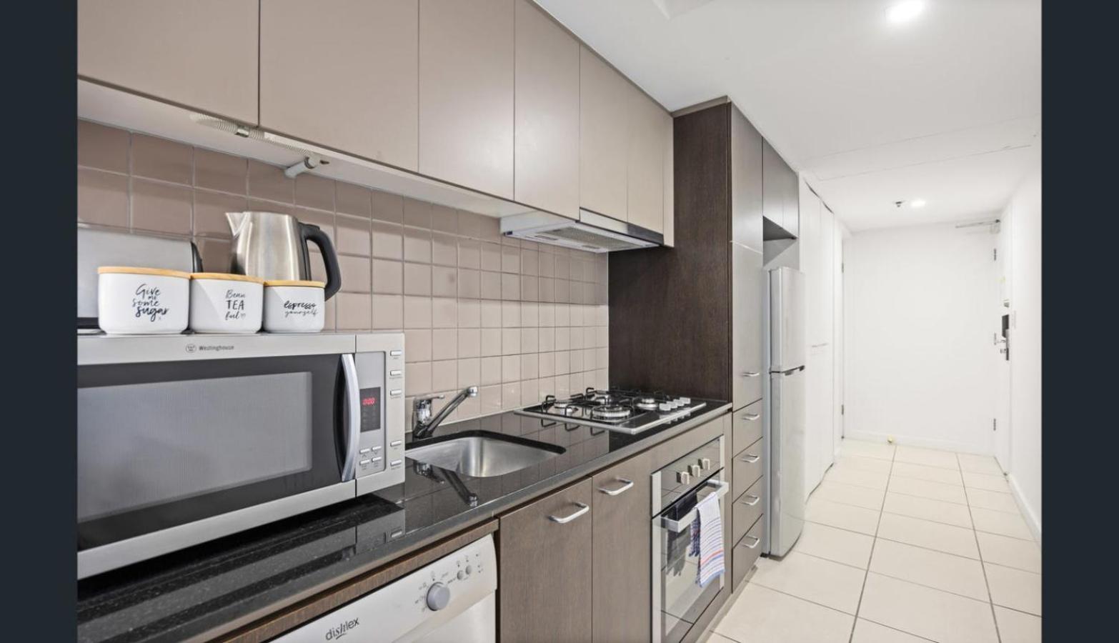 Happy BNB deluxe suit in adelaide CBD