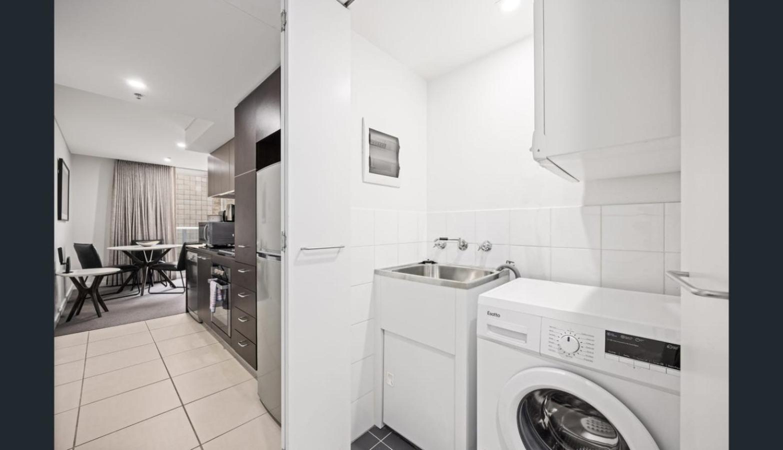 Happy BNB deluxe suit in adelaide CBD