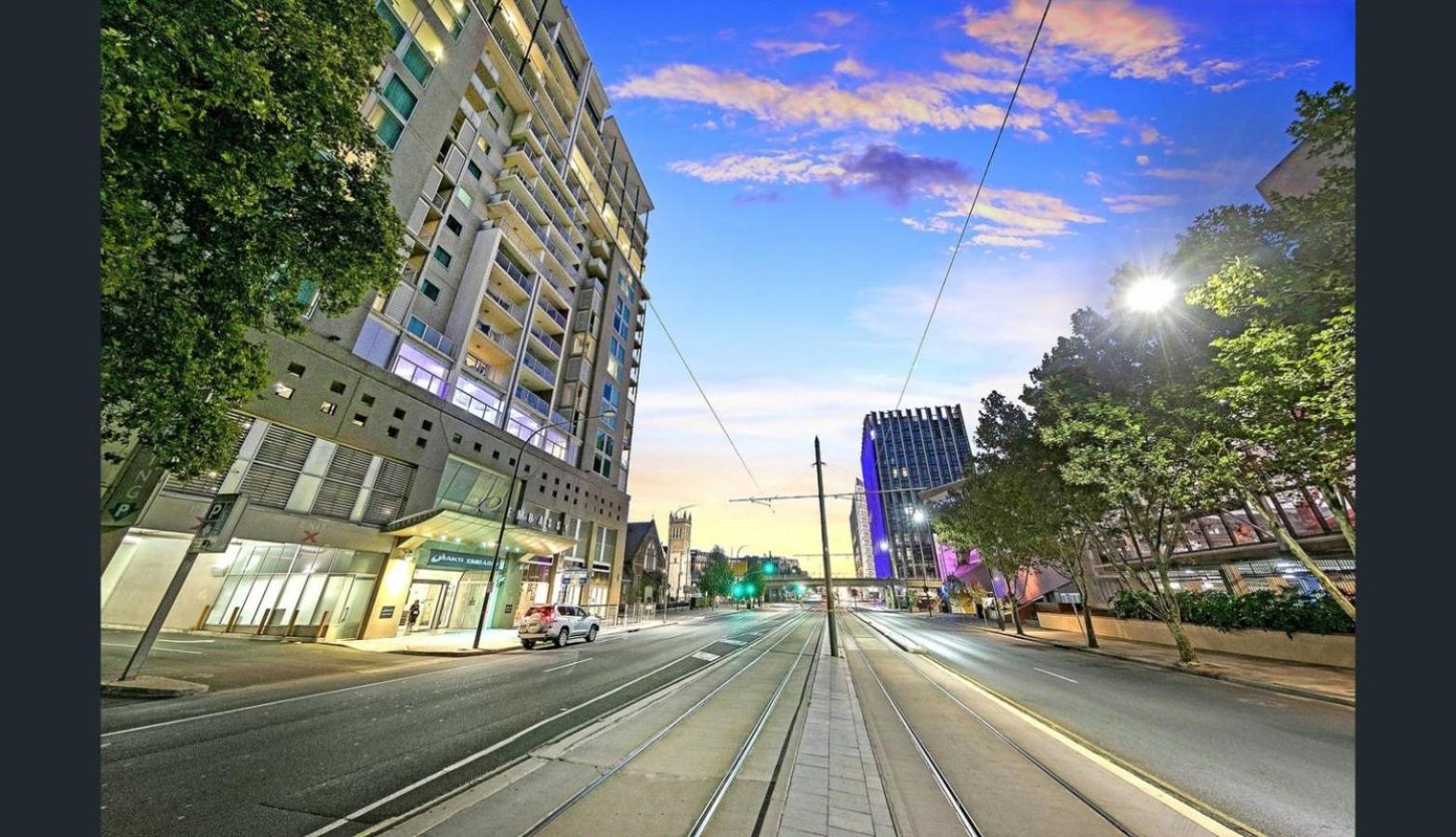 Happy BNB deluxe suit in adelaide CBD