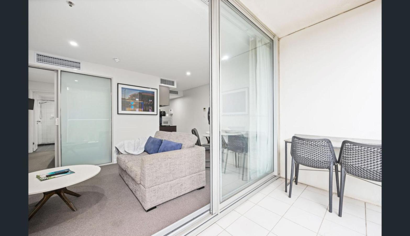 Happy BNB deluxe suit in adelaide CBD