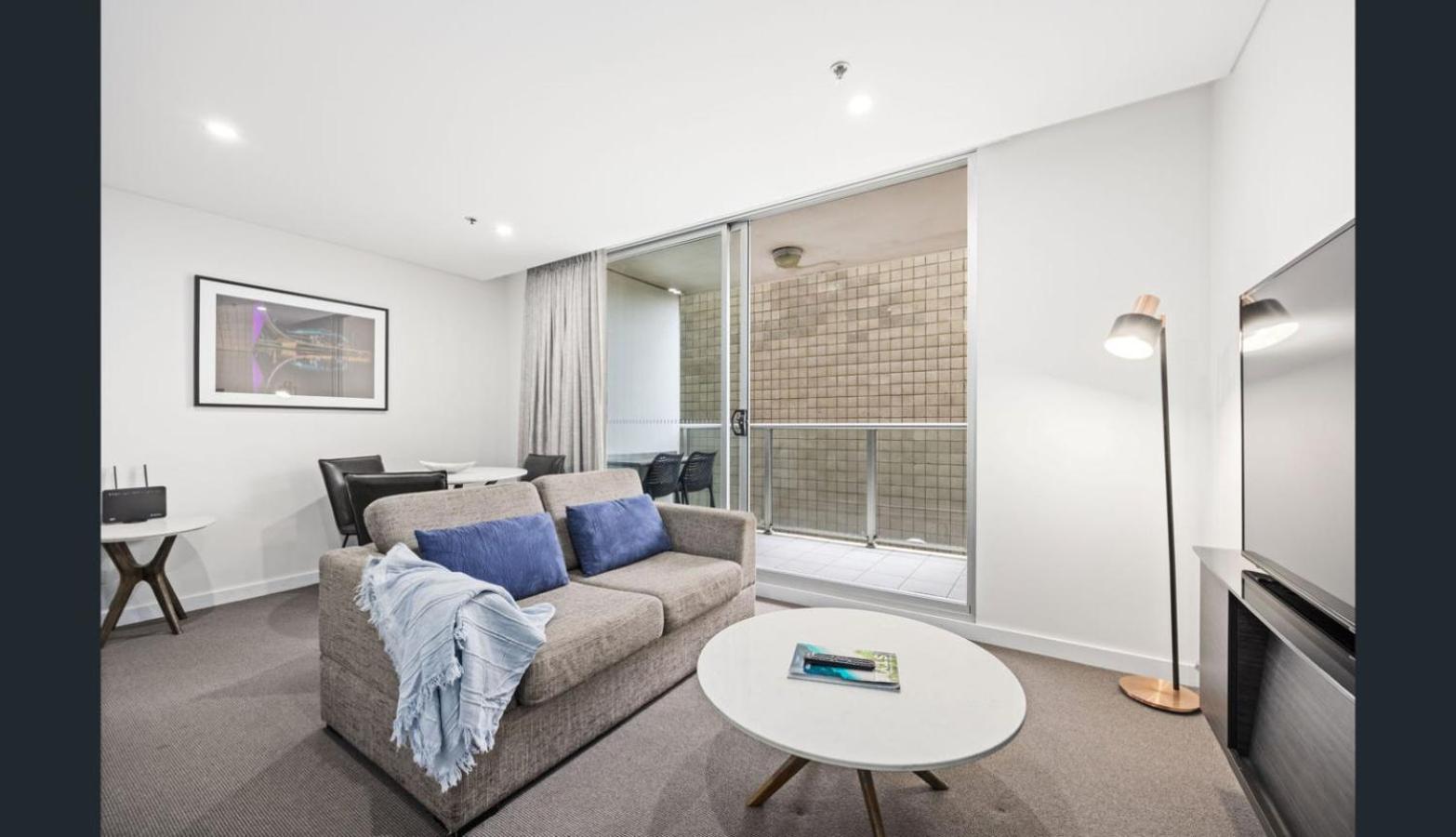 Happy BNB deluxe suit in adelaide CBD