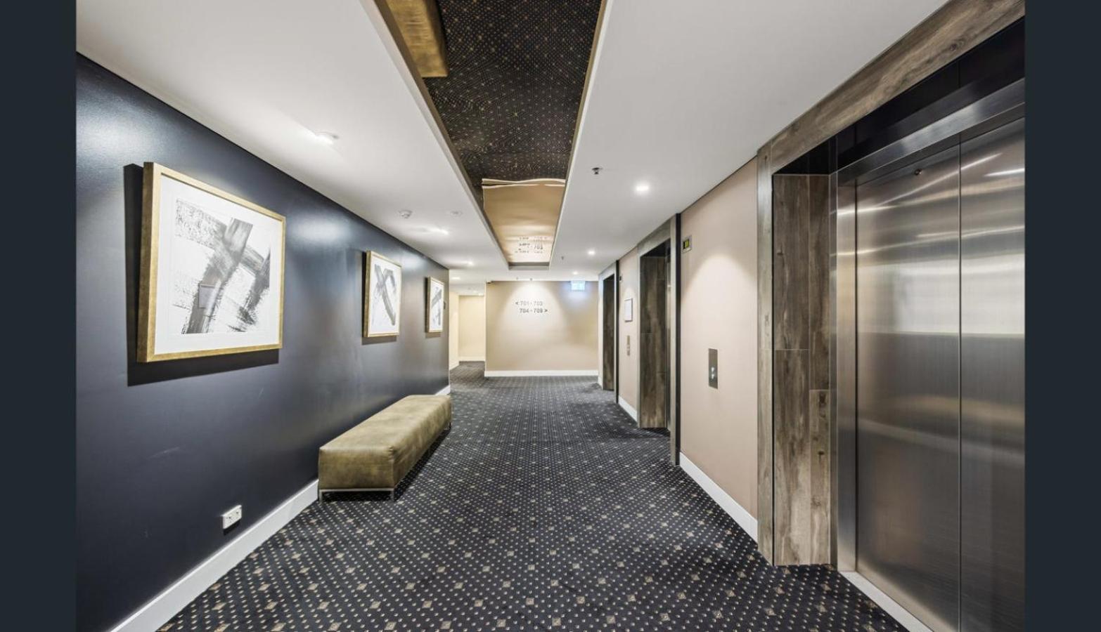 Happy BNB deluxe suit in adelaide CBD