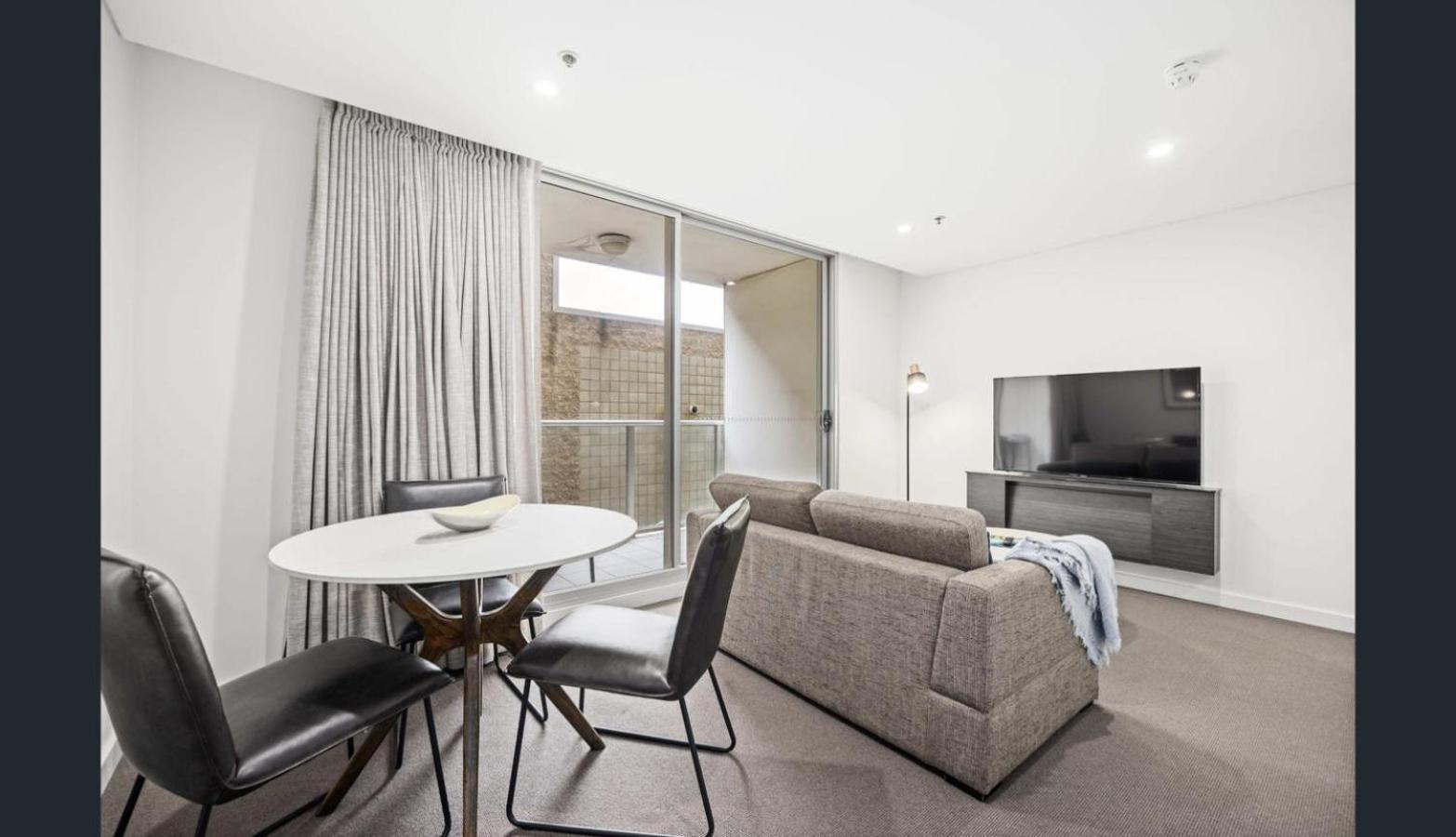 Happy BNB deluxe suit in adelaide CBD