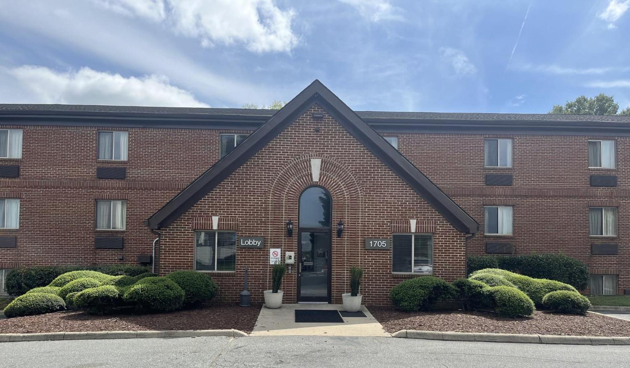 HomeTowne Studios & Suites by Red Roof Greensboro