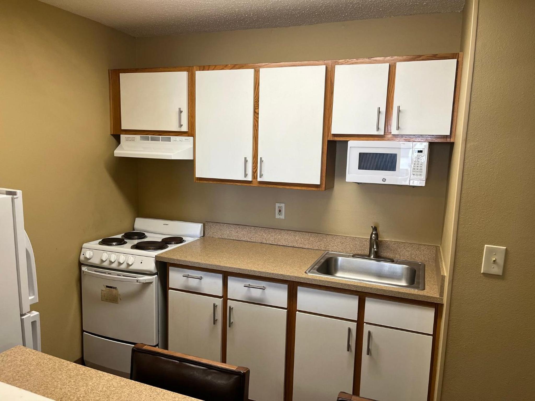 HomeTowne Studios & Suites by Red Roof Greensboro