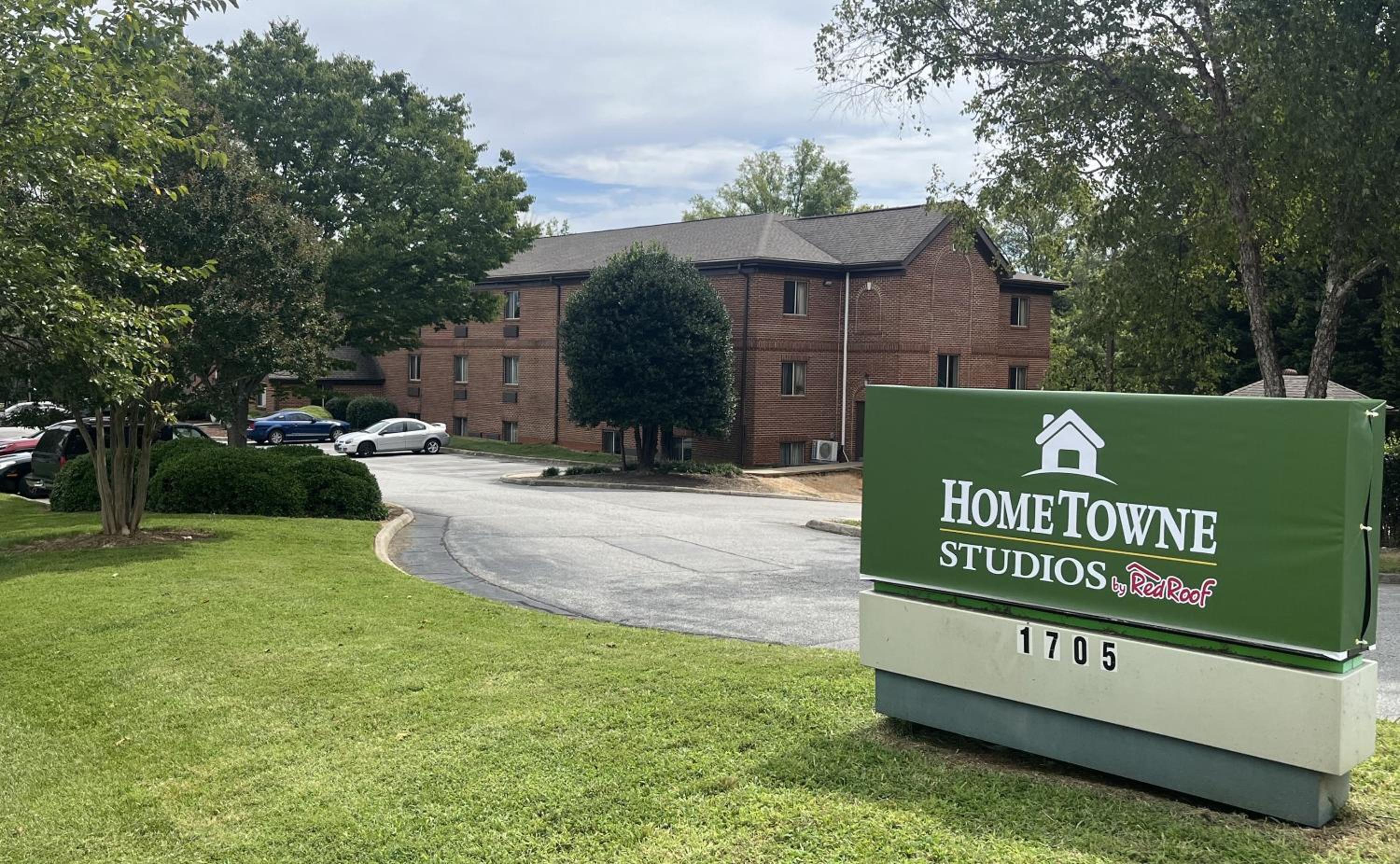 HomeTowne Studios and Suites by Red Roof Greensboro
