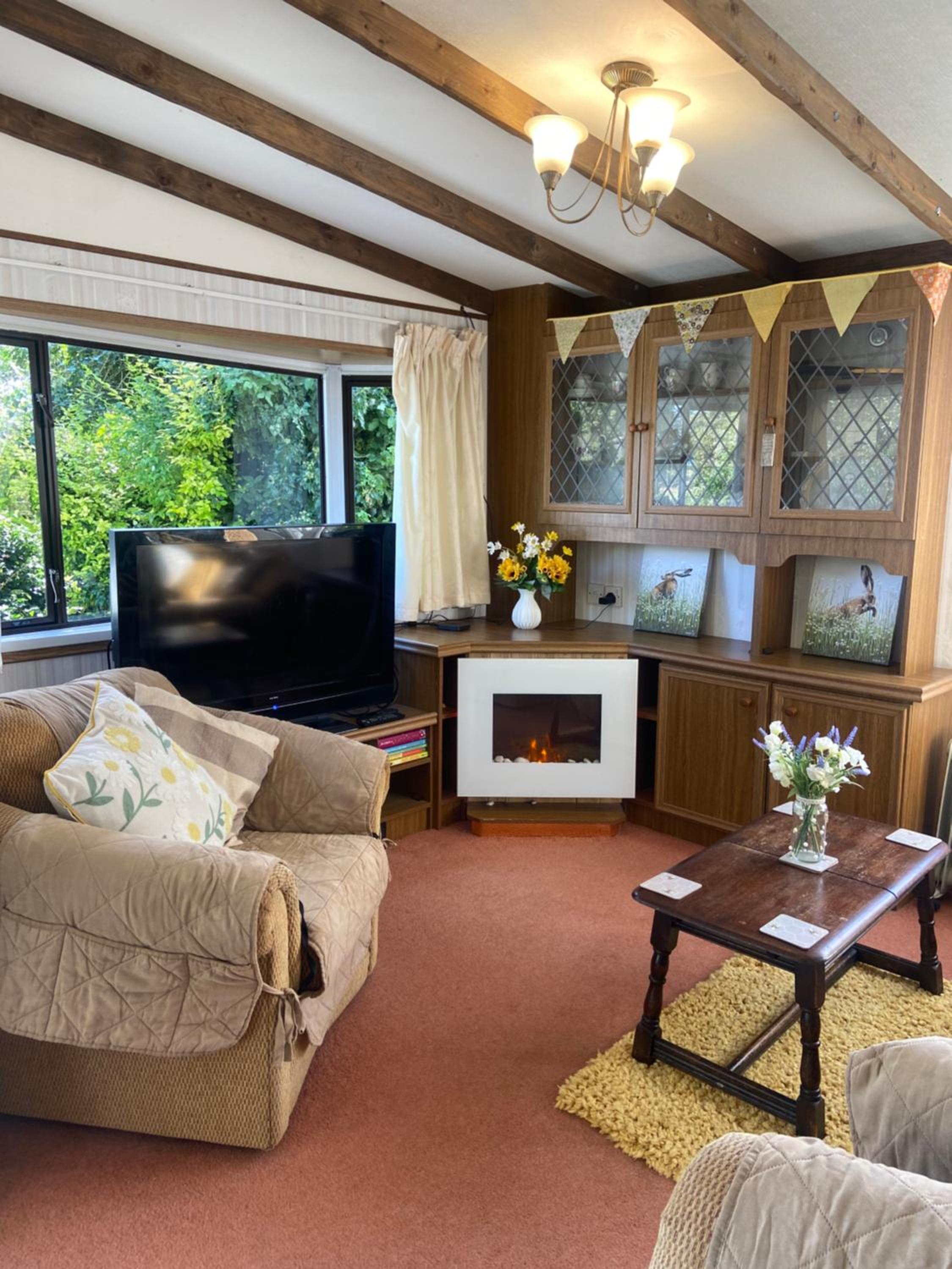 Beautiful Rural Holiday Chalet With Hot tub and Igloo cinema