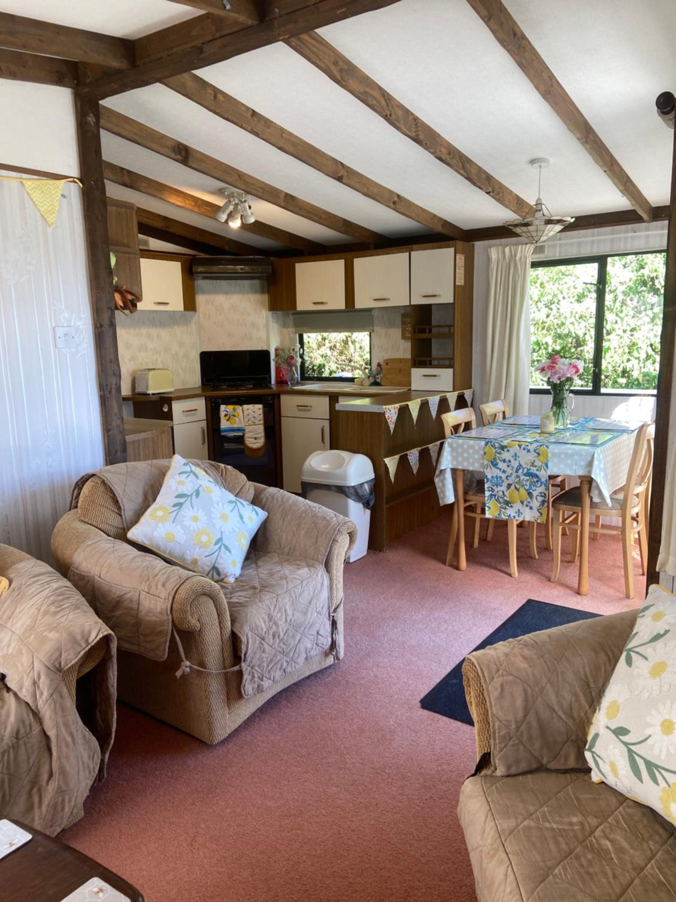 Beautiful Rural Holiday Chalet With Hot tub and Igloo cinema