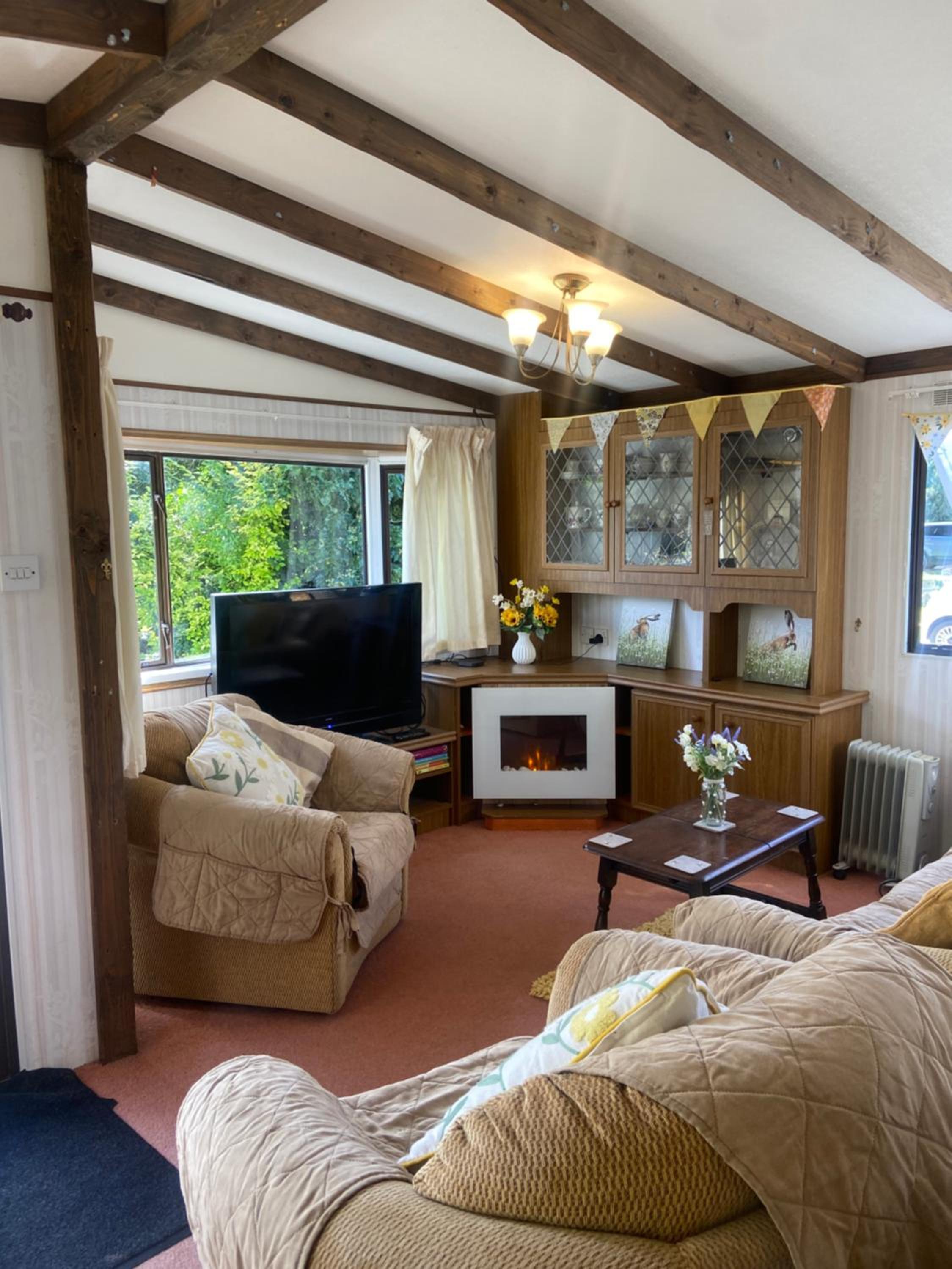 Beautiful Rural Holiday Chalet With Hot tub and Igloo cinema