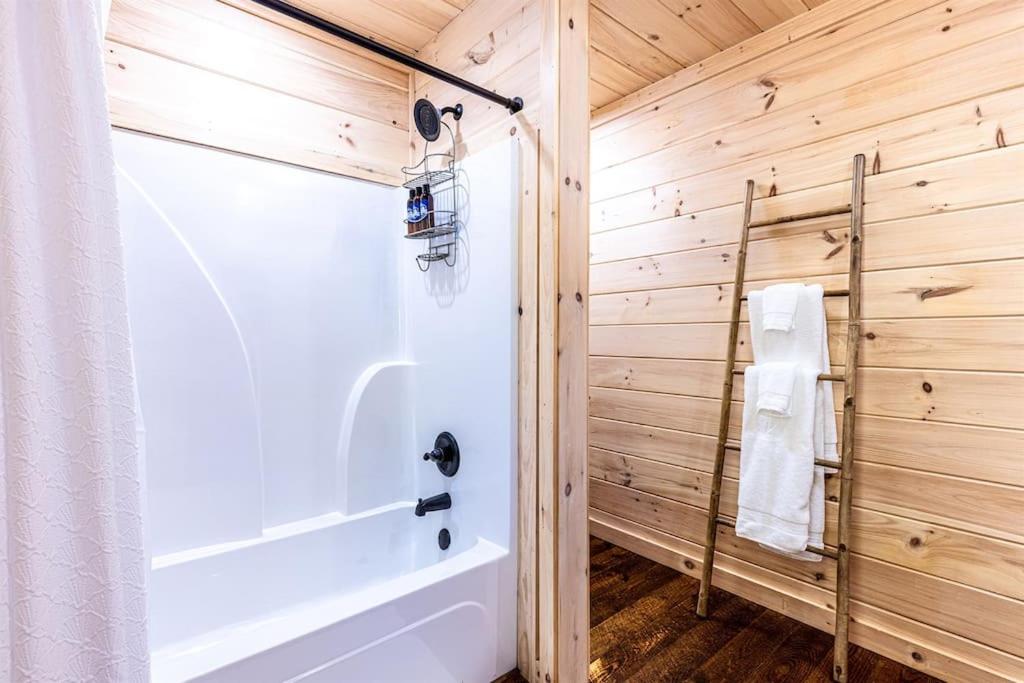 Luxe Family Cabin 8 min to Downtown Blue Ridge view 4