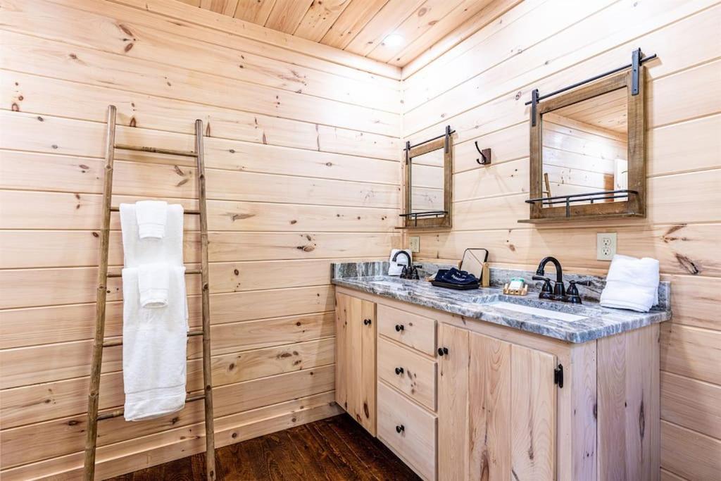 Luxe Family Cabin 8 min to Downtown Blue Ridge view 3