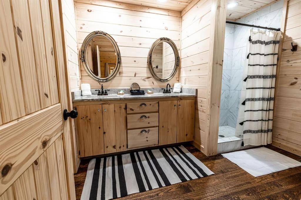 Luxe Family Cabin 8 min to Downtown Blue Ridge view 2