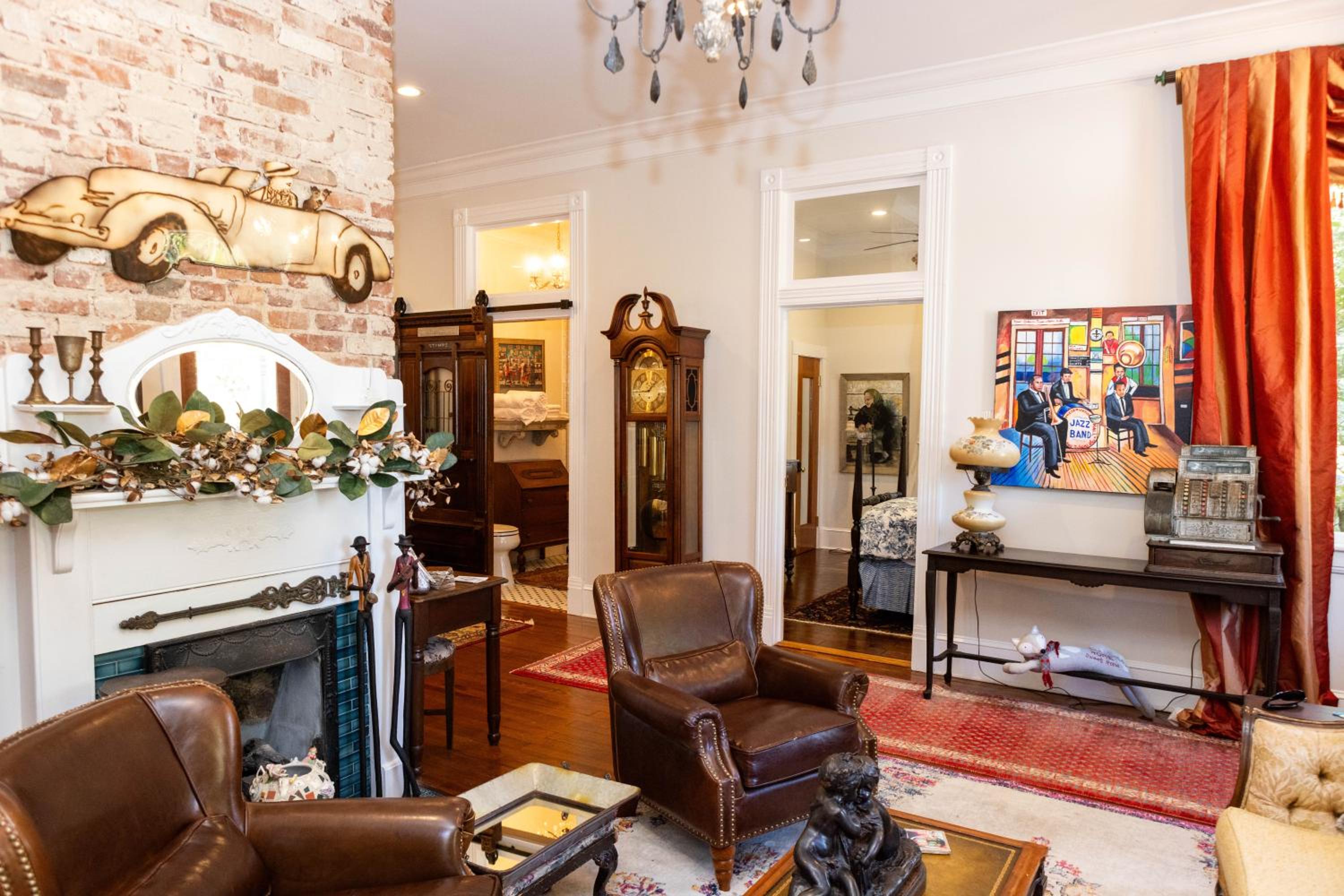 The Dollhouse - 3 Bed, 2 Bath, Walk to Downtown view 5