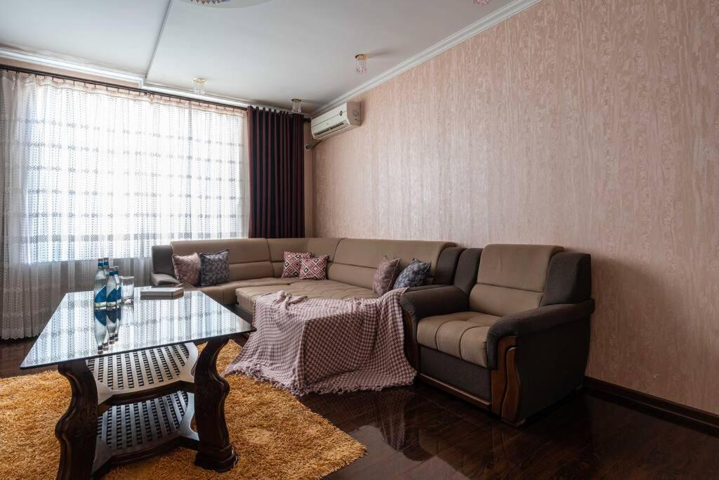 Spacious 3 room apartment in Mirabad area view 2