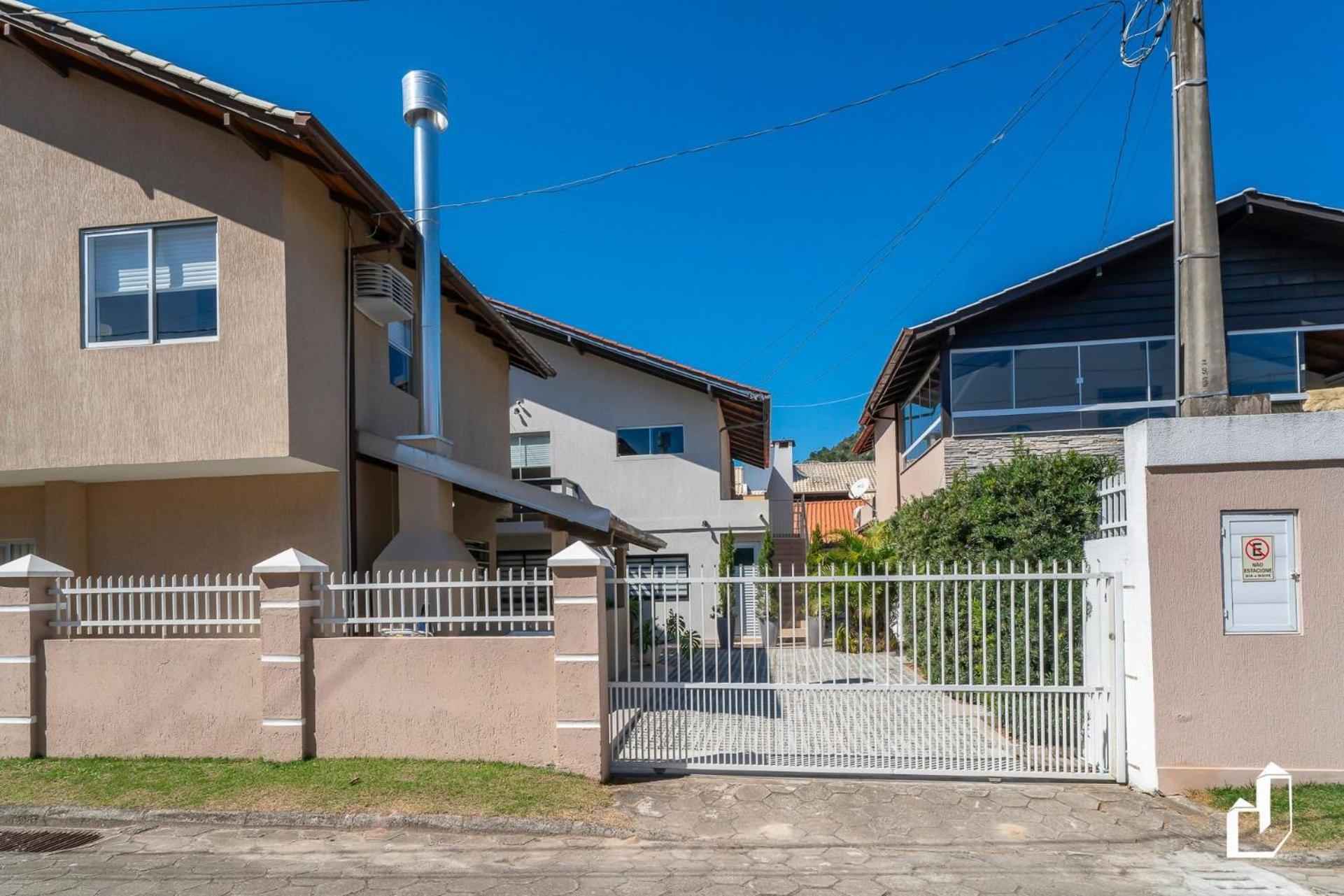 Casa com 03 dormitórios de casal