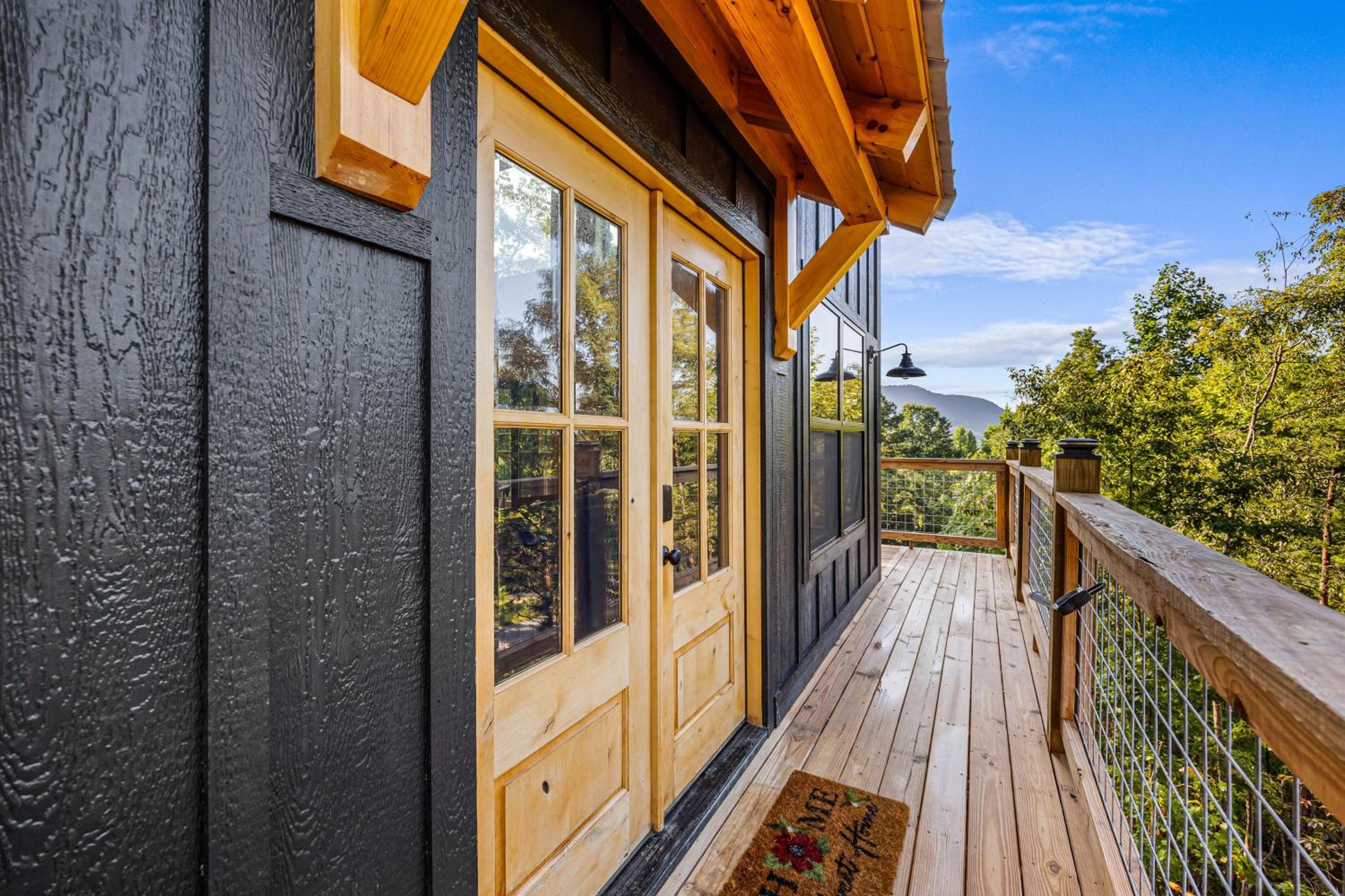 Little Bear Lodge, 3BR2BA private cabin in Cosby, TN Gorgeous outdoor space, fire pit, hot tub view 3