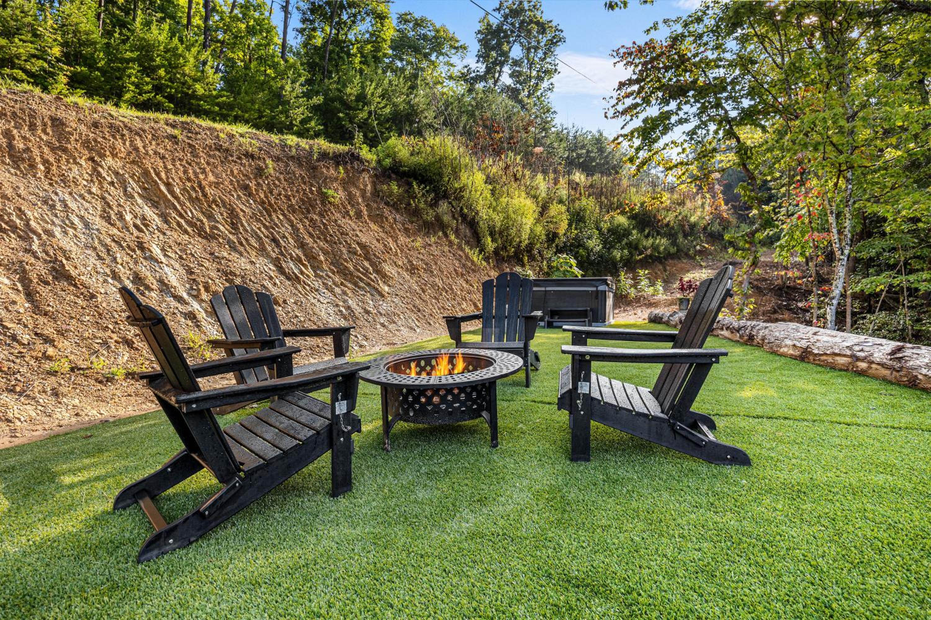 Little Bear Lodge, 3BR2BA private cabin in Cosby, TN Gorgeous outdoor space, fire pit, hot tub view 4