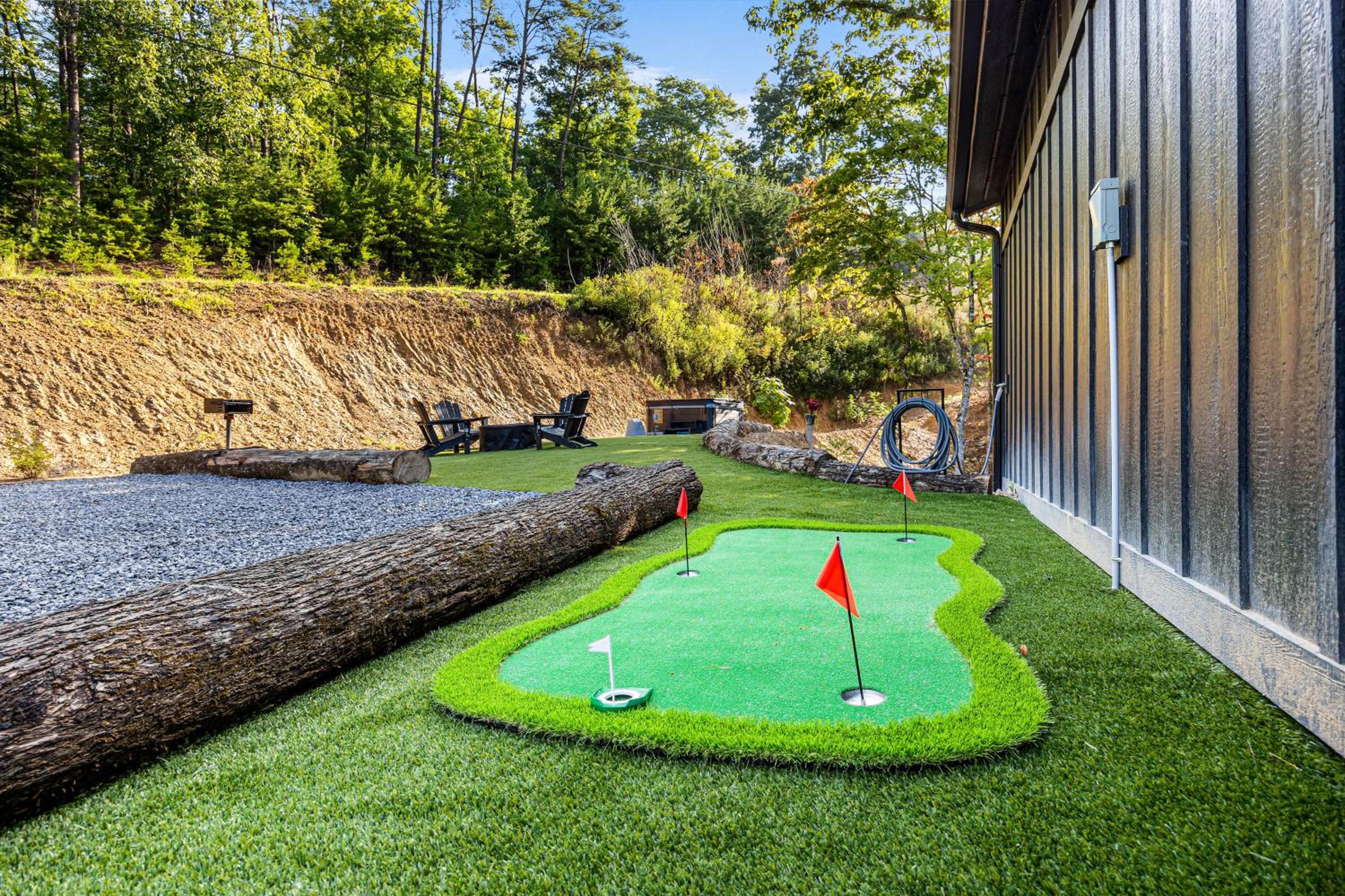 Little Bear Lodge, 3BR2BA private cabin in Cosby, TN Gorgeous outdoor space, fire pit, hot tub view 5