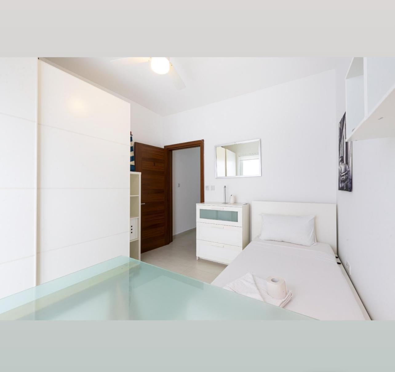 Spacious modern three bedroom C Court view 5