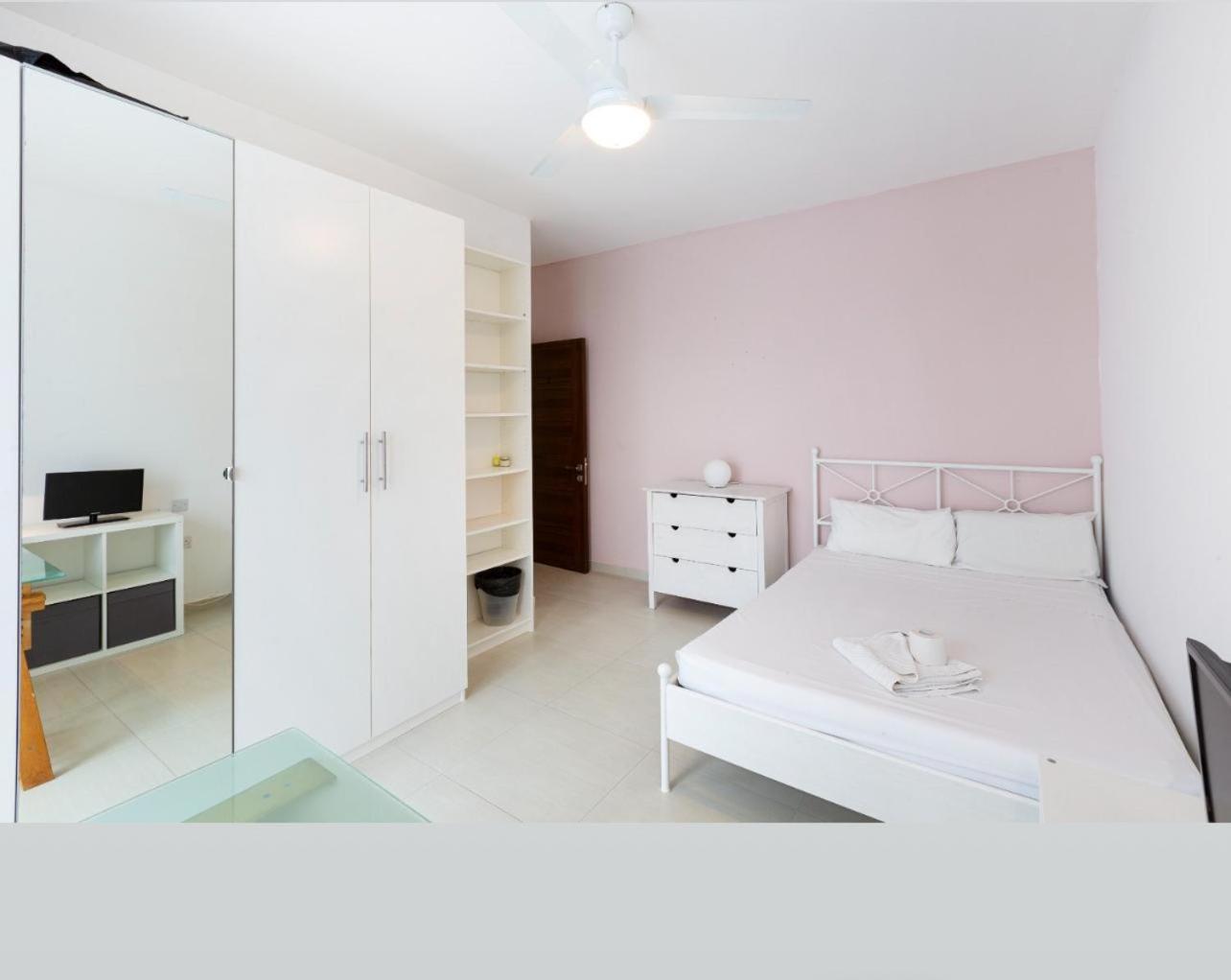 Spacious modern three bedroom C Court view 2