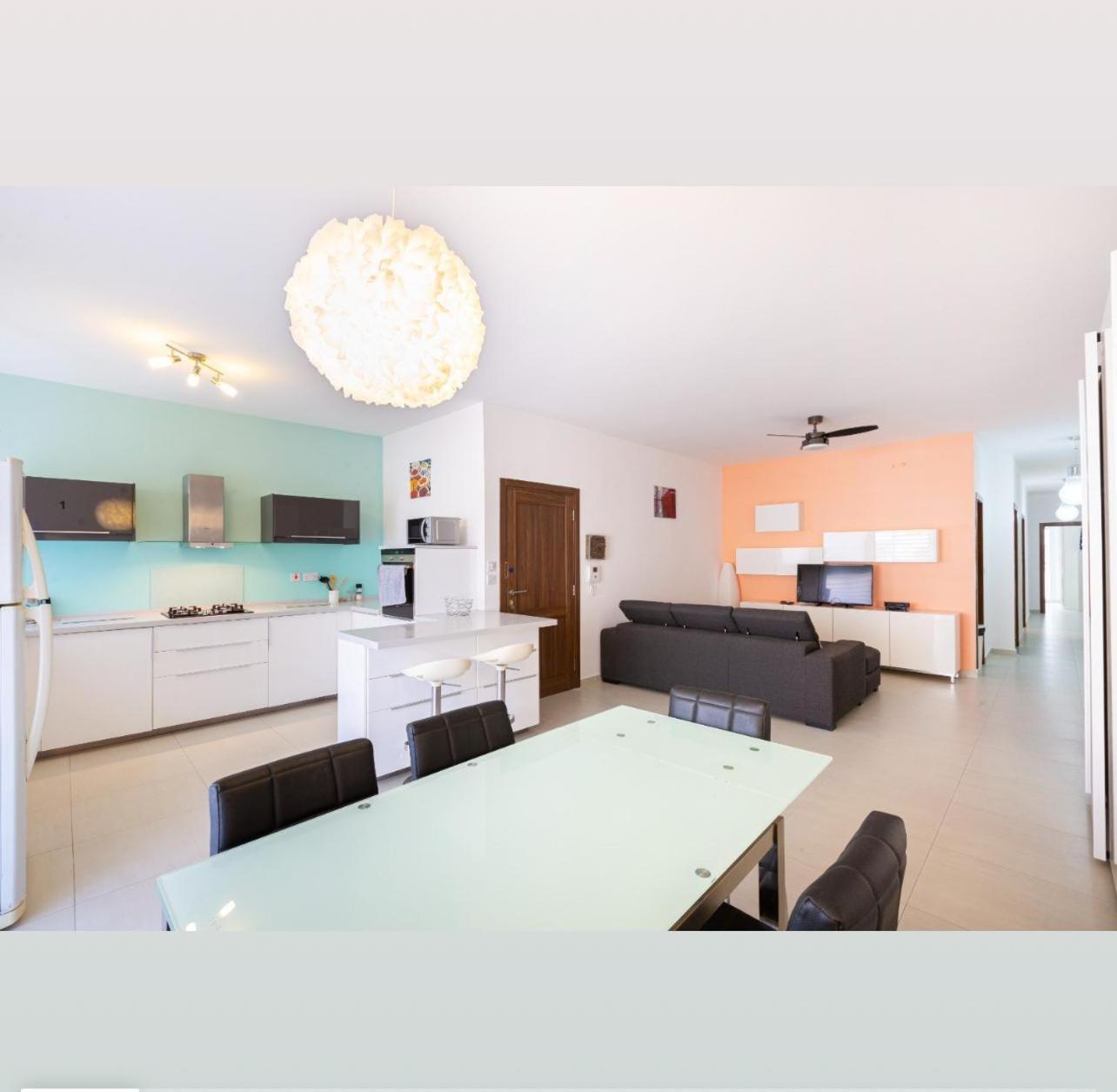 Spacious modern three bedroom C Court view 3