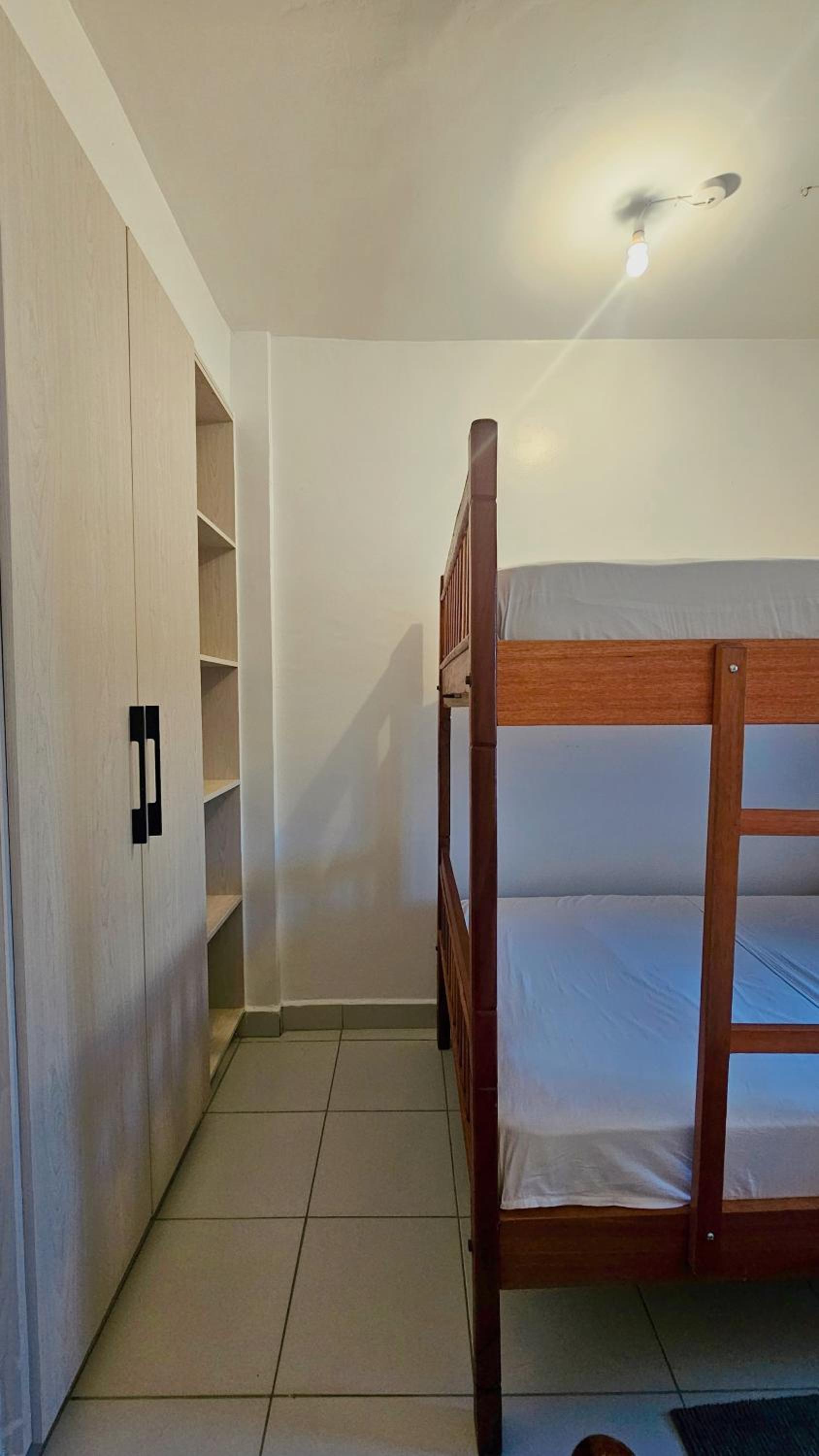 3 bedroom mombasa CBD with AC in all rooms ,free pool,washer view 4