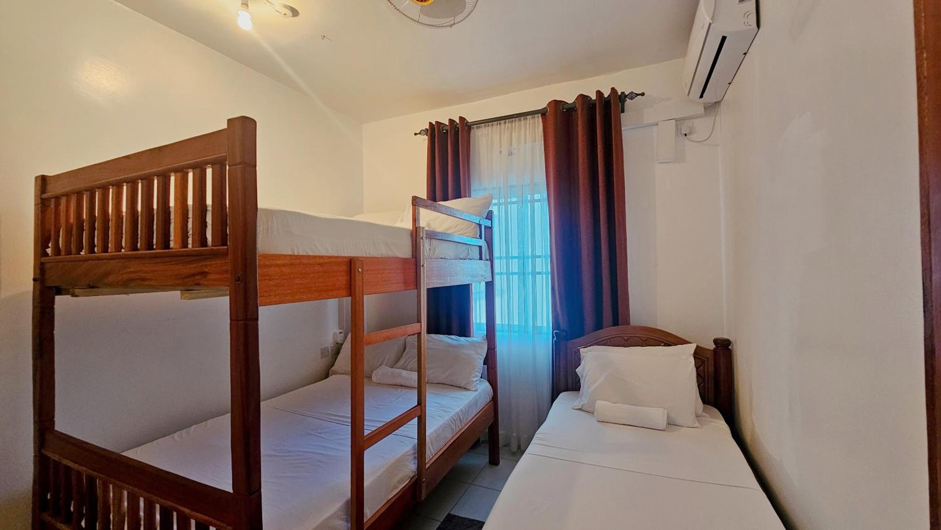 3 bedroom mombasa CBD with AC in all rooms ,free pool,washer view 5