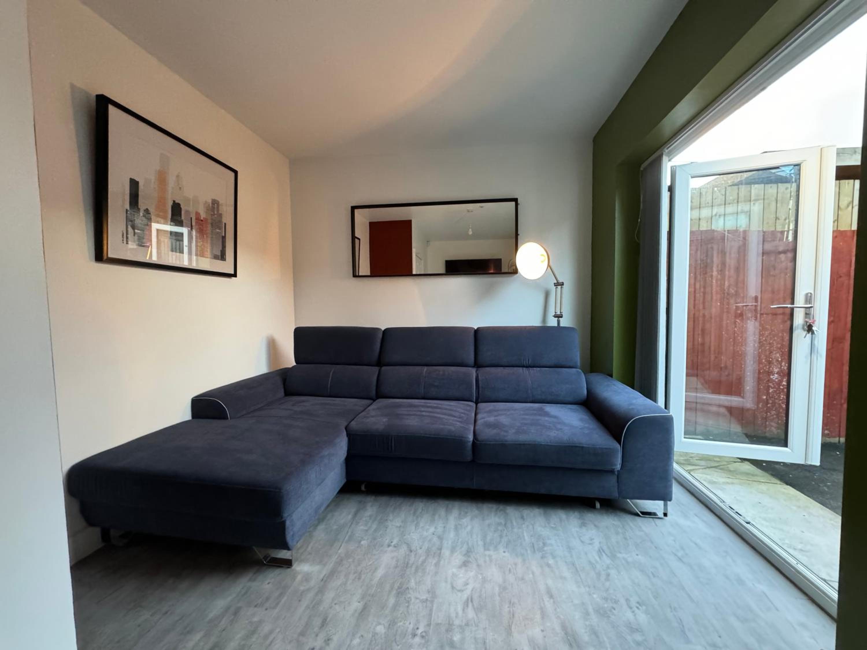 3- Bedroom House -Private Parking - contractors welcome- 2 Min M62 view 4