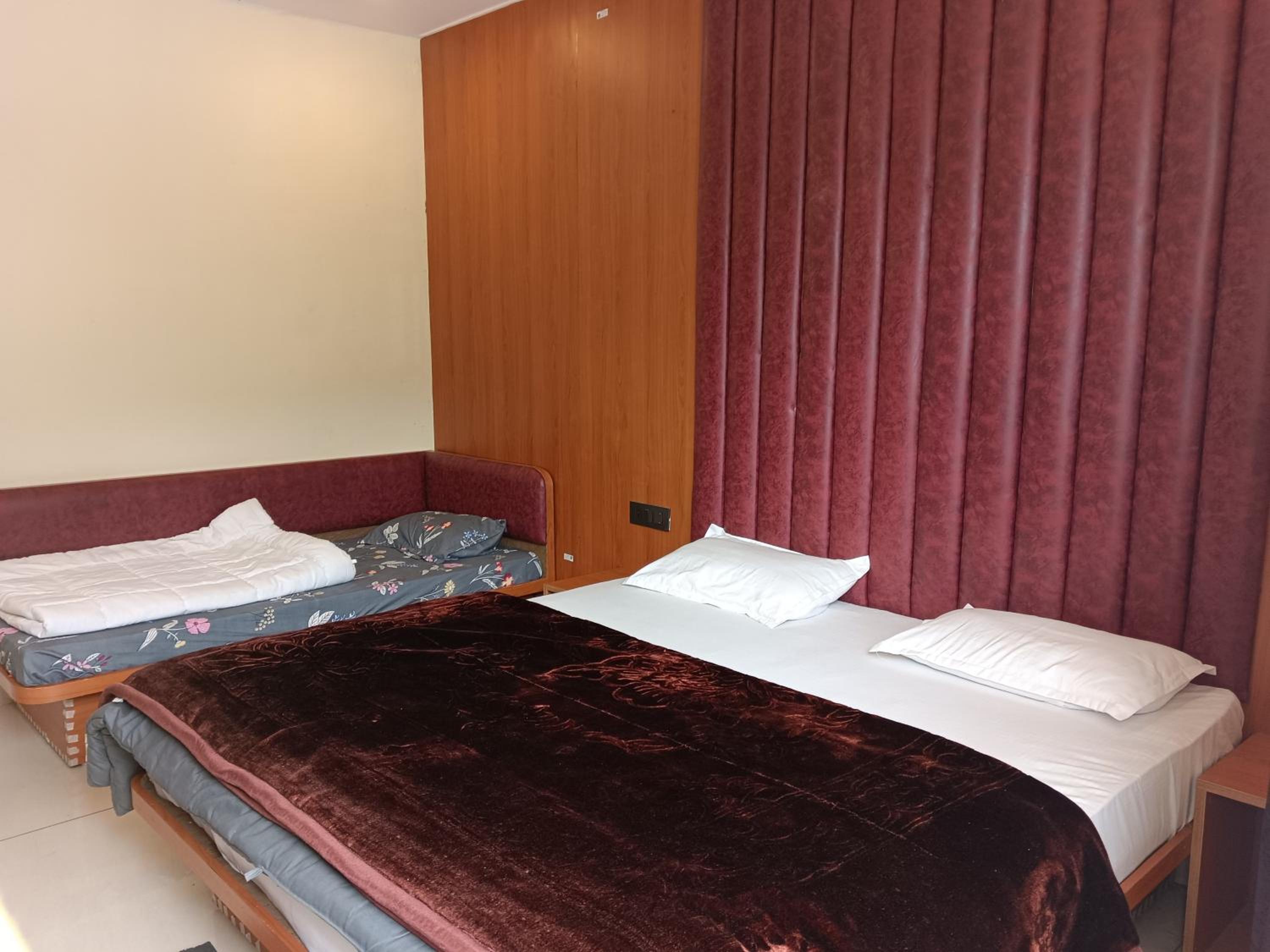 Hotel RNB PARADISE JANKICHATTI YAMUNOTRI