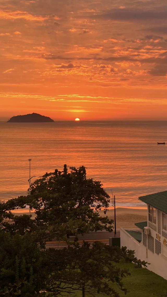 Apto com ampla vista para o mar