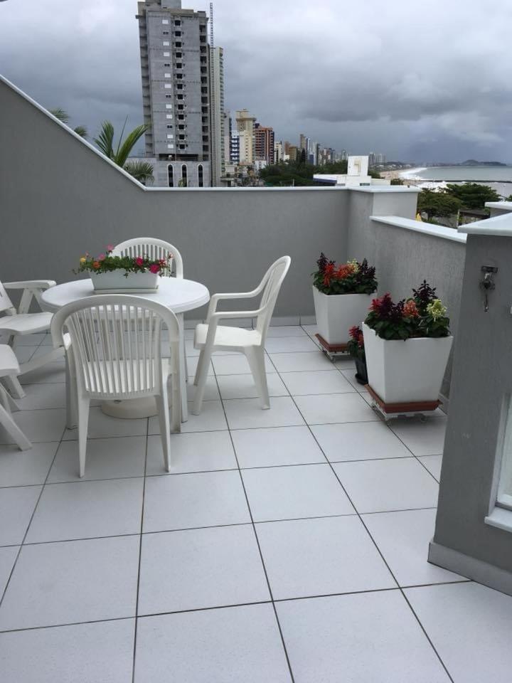 Apto com ampla vista para o mar