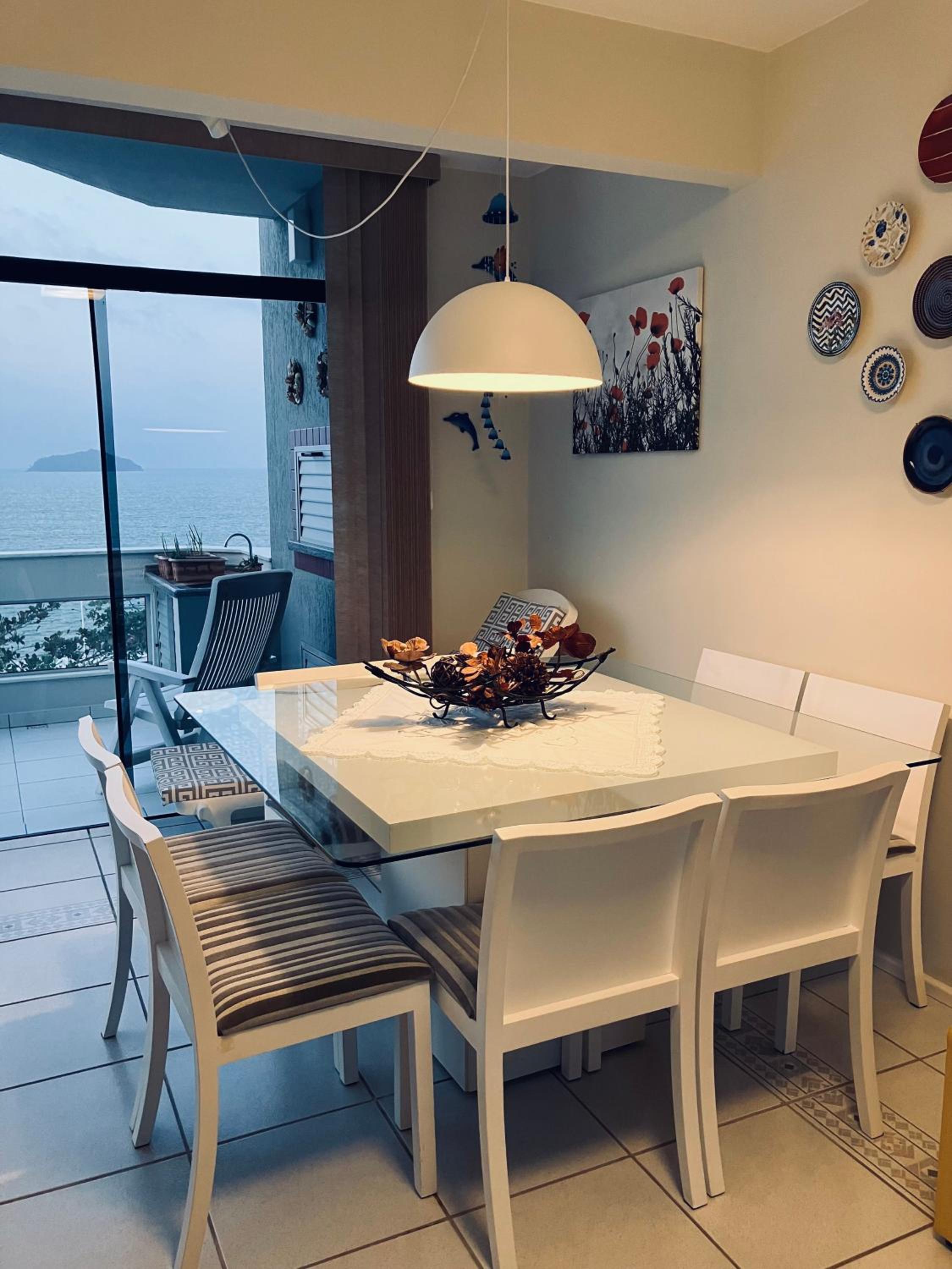 Apto com ampla vista para o mar