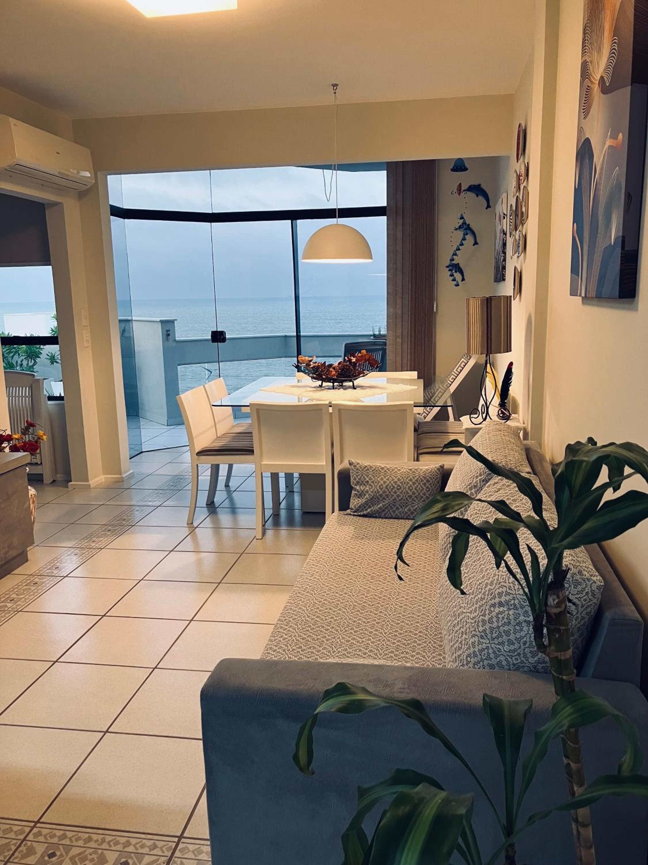 Apto com ampla vista para o mar