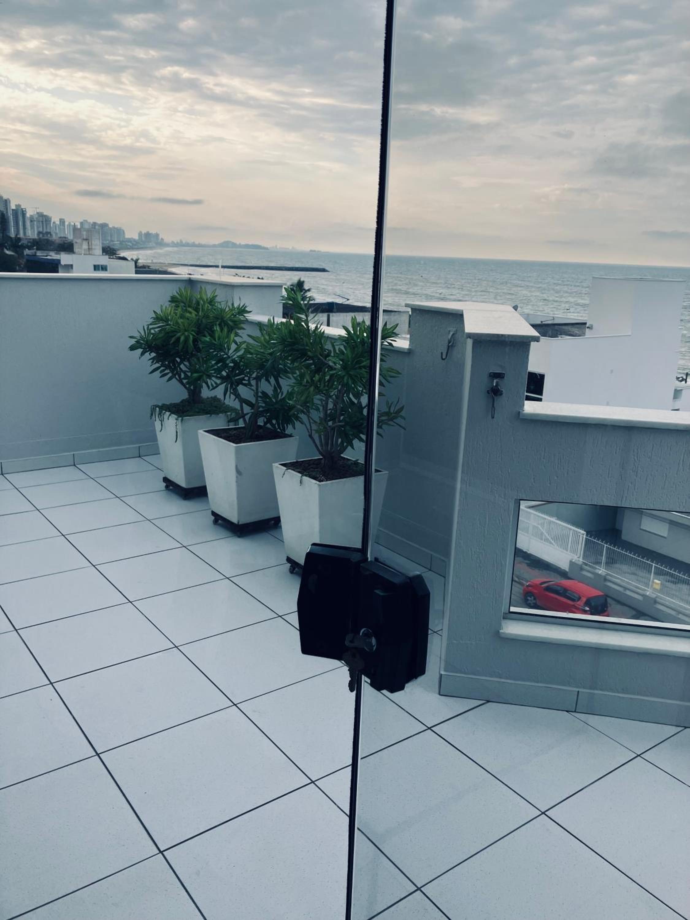 Apto com ampla vista para o mar