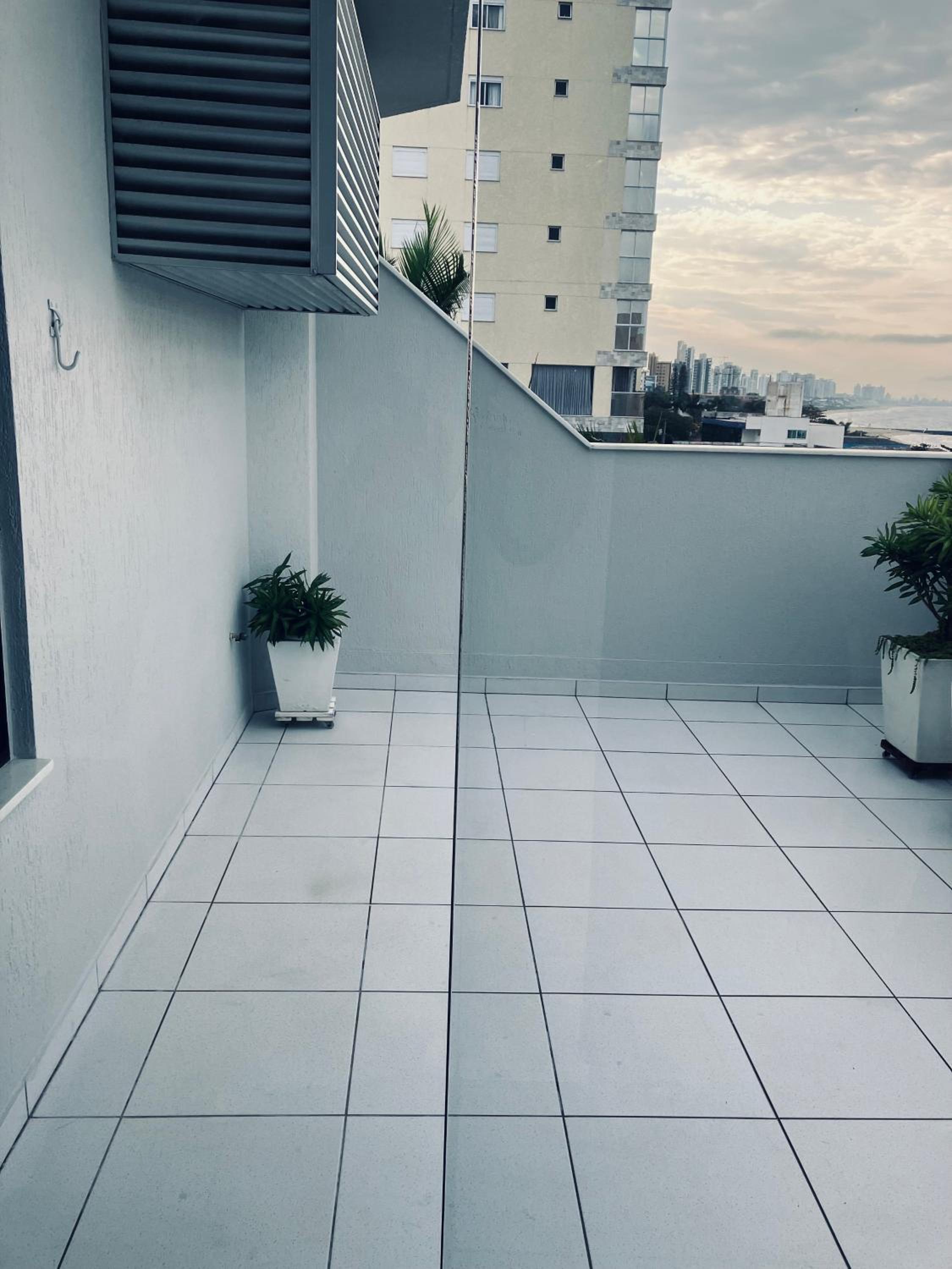 Apto com ampla vista para o mar