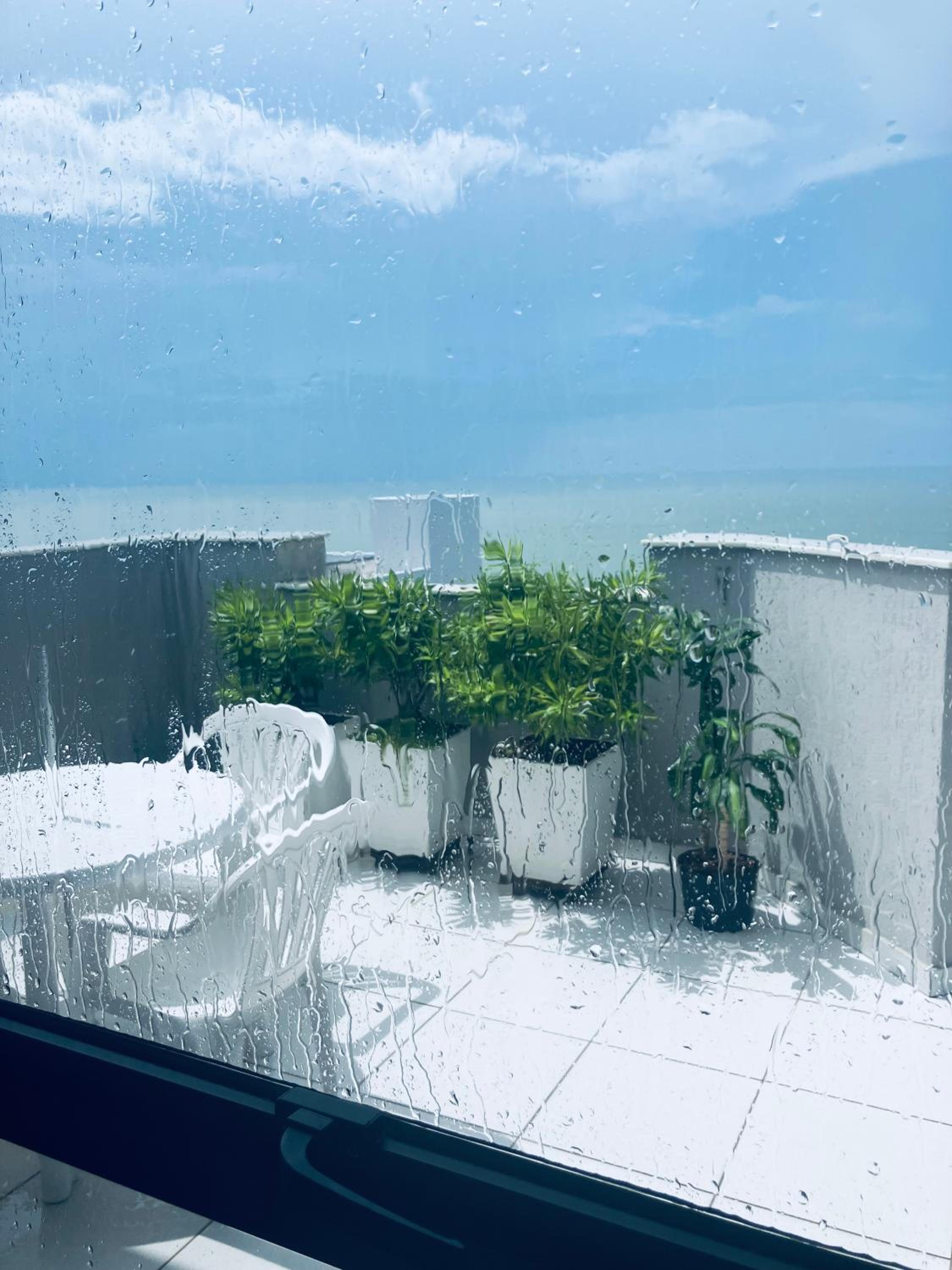 Apto com ampla vista para o mar