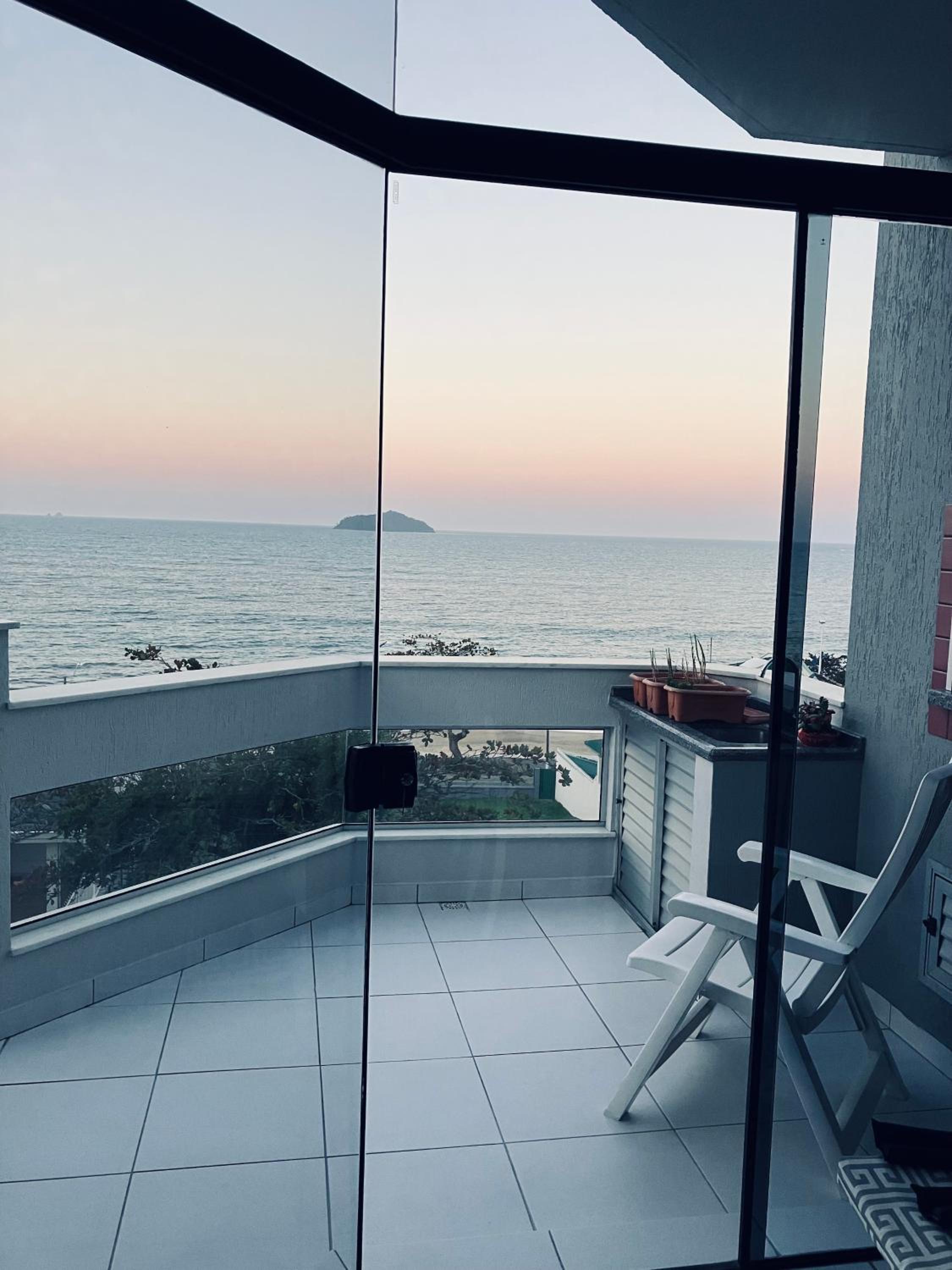 Apto com ampla vista para o mar