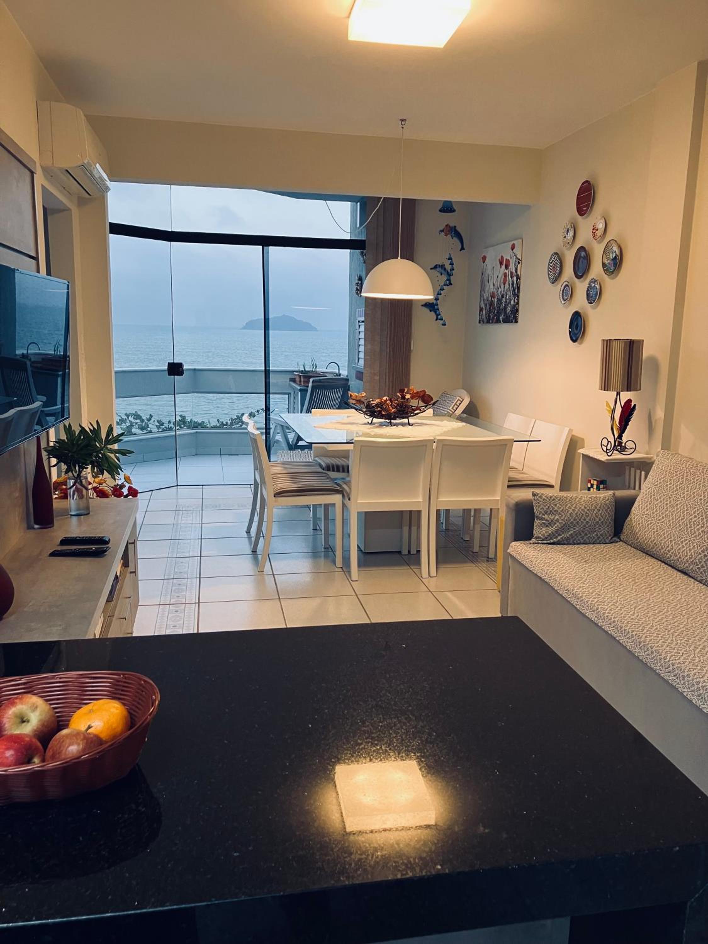 Apto com ampla vista para o mar