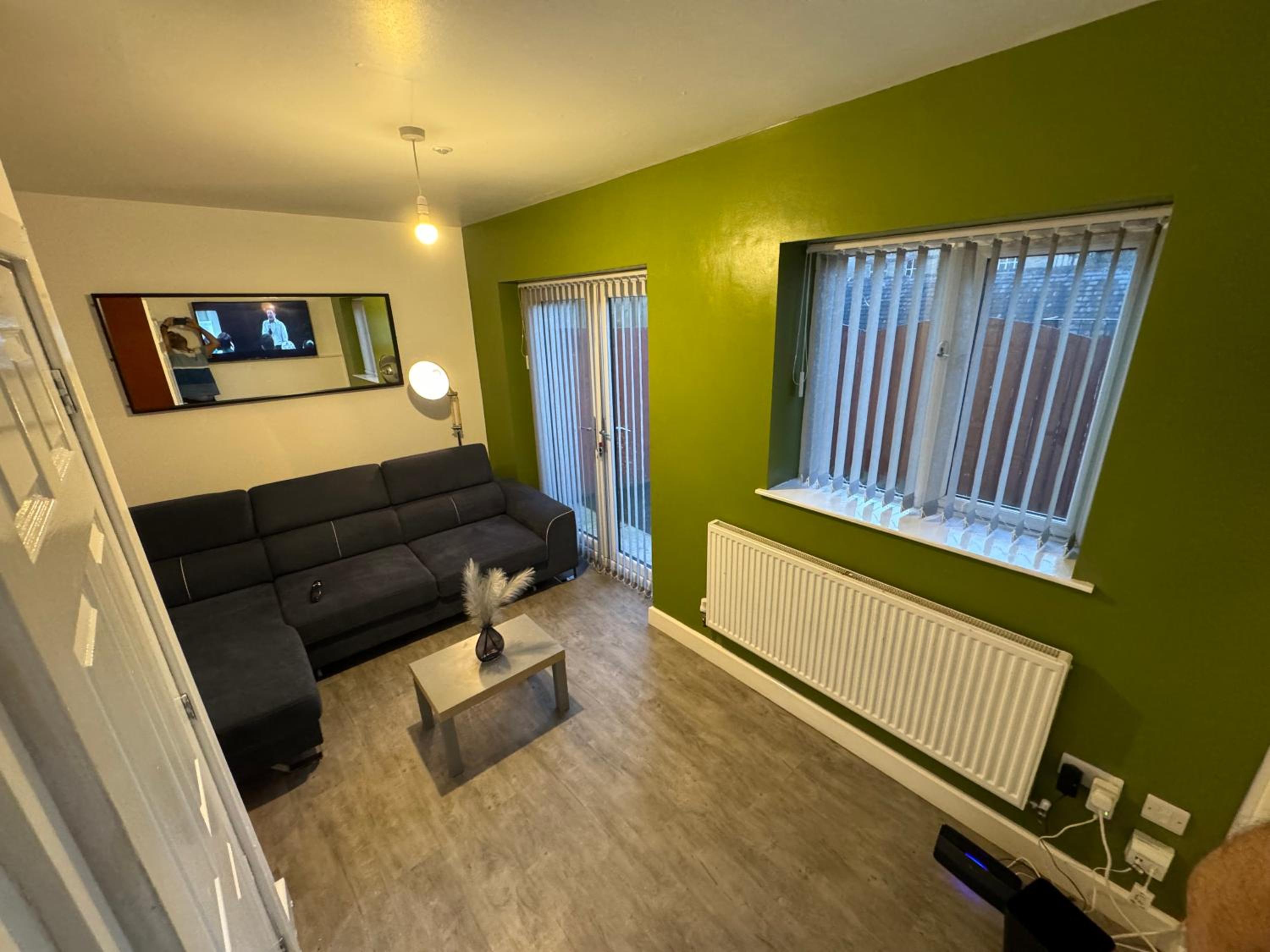 3- Bedroom House -Private Parking - contractors welcome- 2 Min M62 view 2