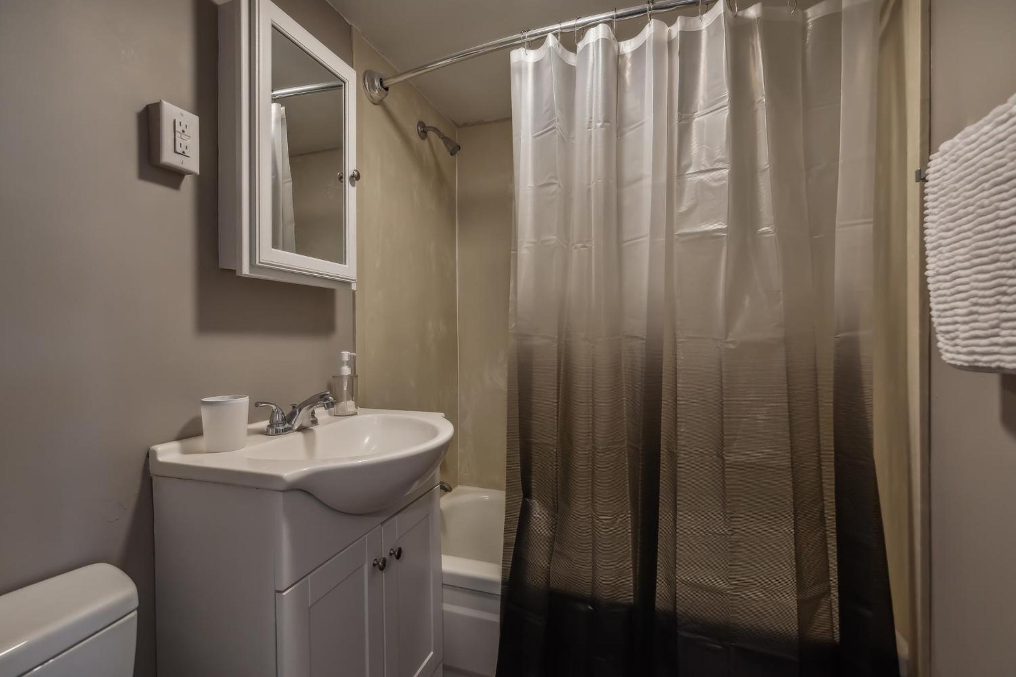 River West 410 I Modern & Comfy Oasis view 4