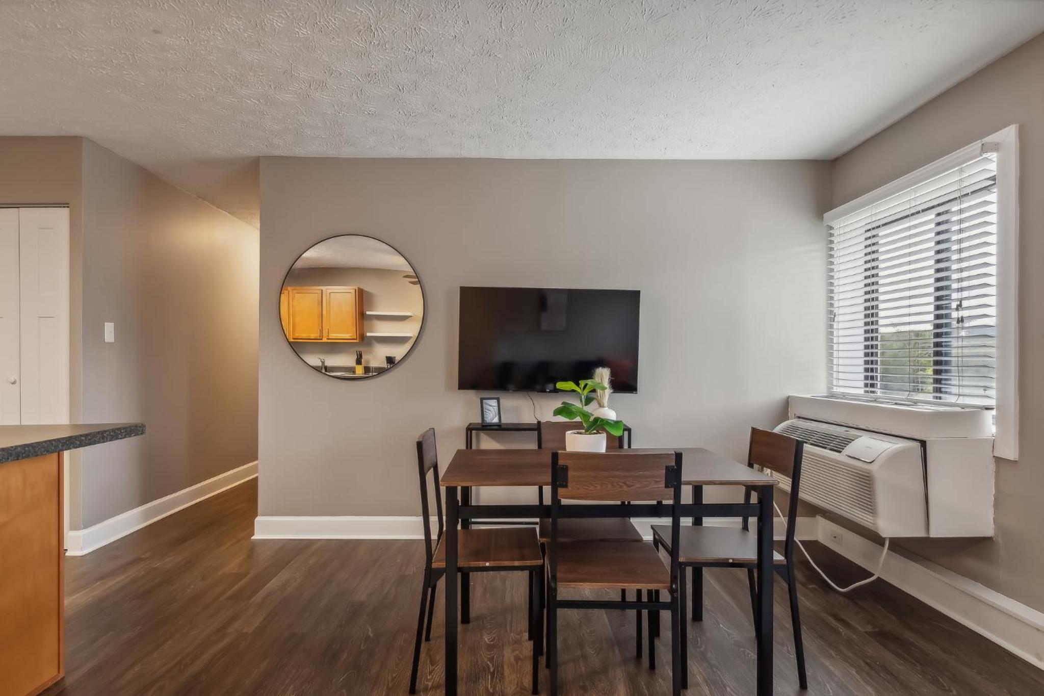 River West 410 I Modern & Comfy Oasis view 3